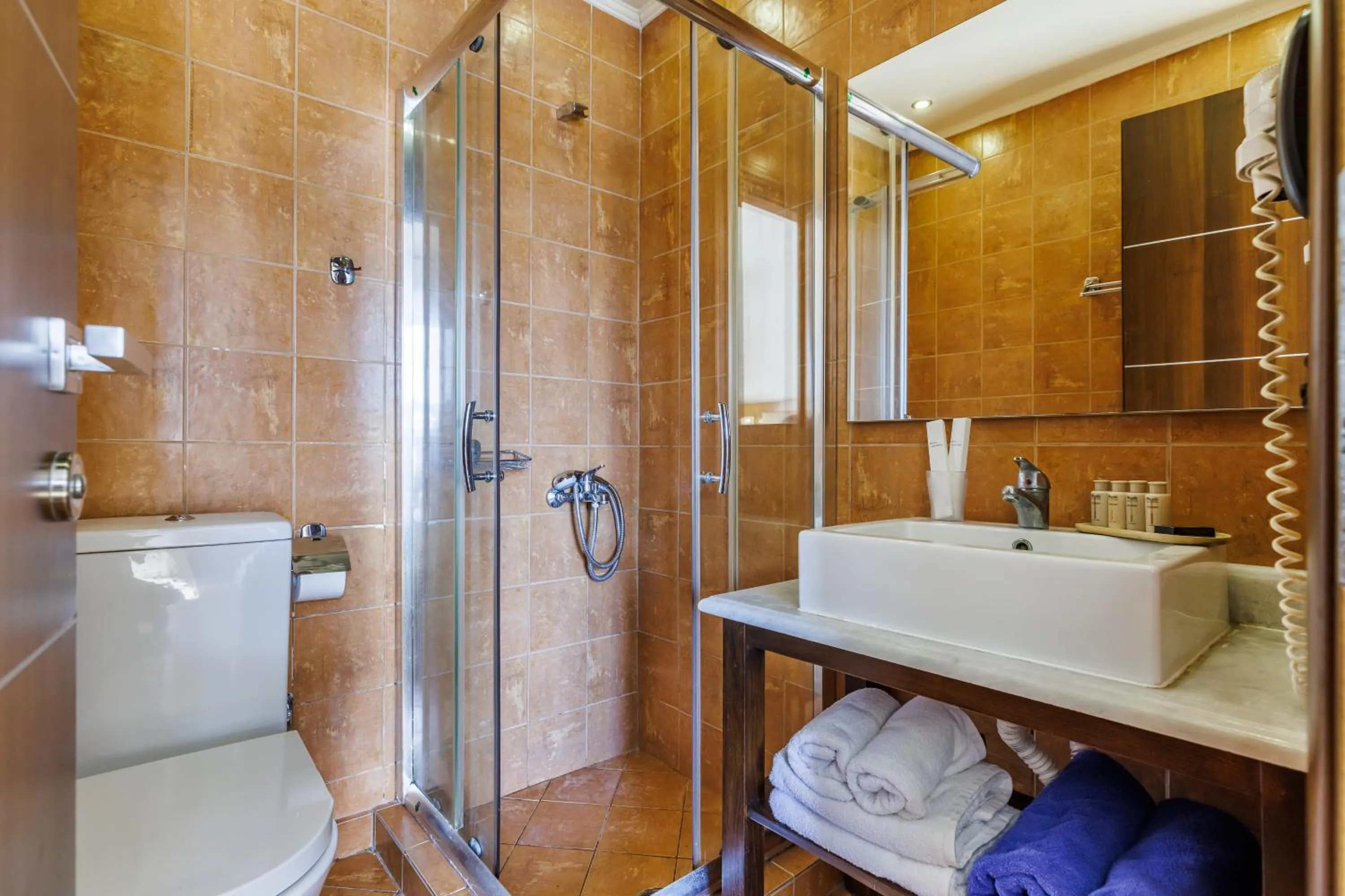 Photo of the whole room in Blue Green Bay