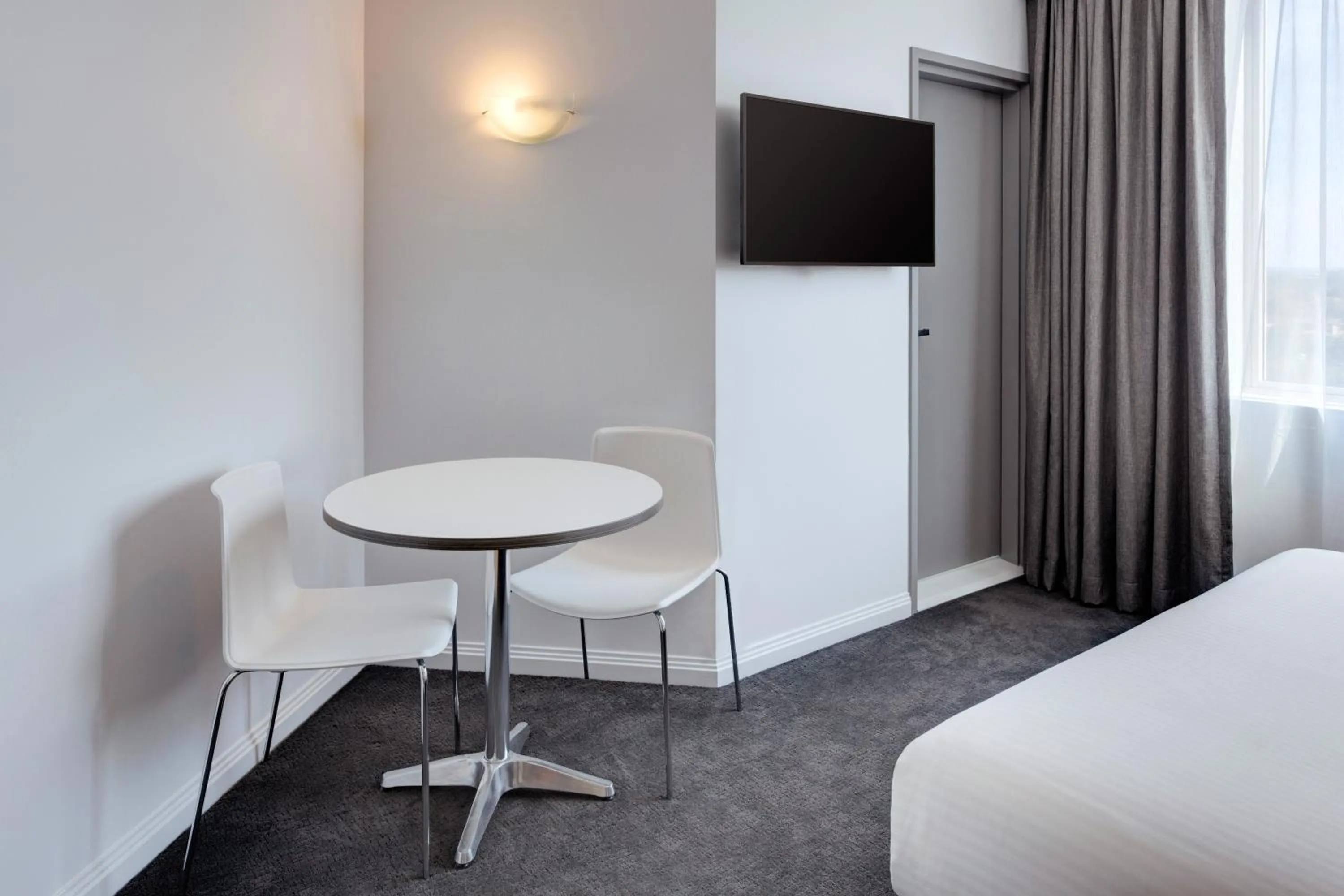 TV and multimedia, Bed in Mercure Sydney Bankstown