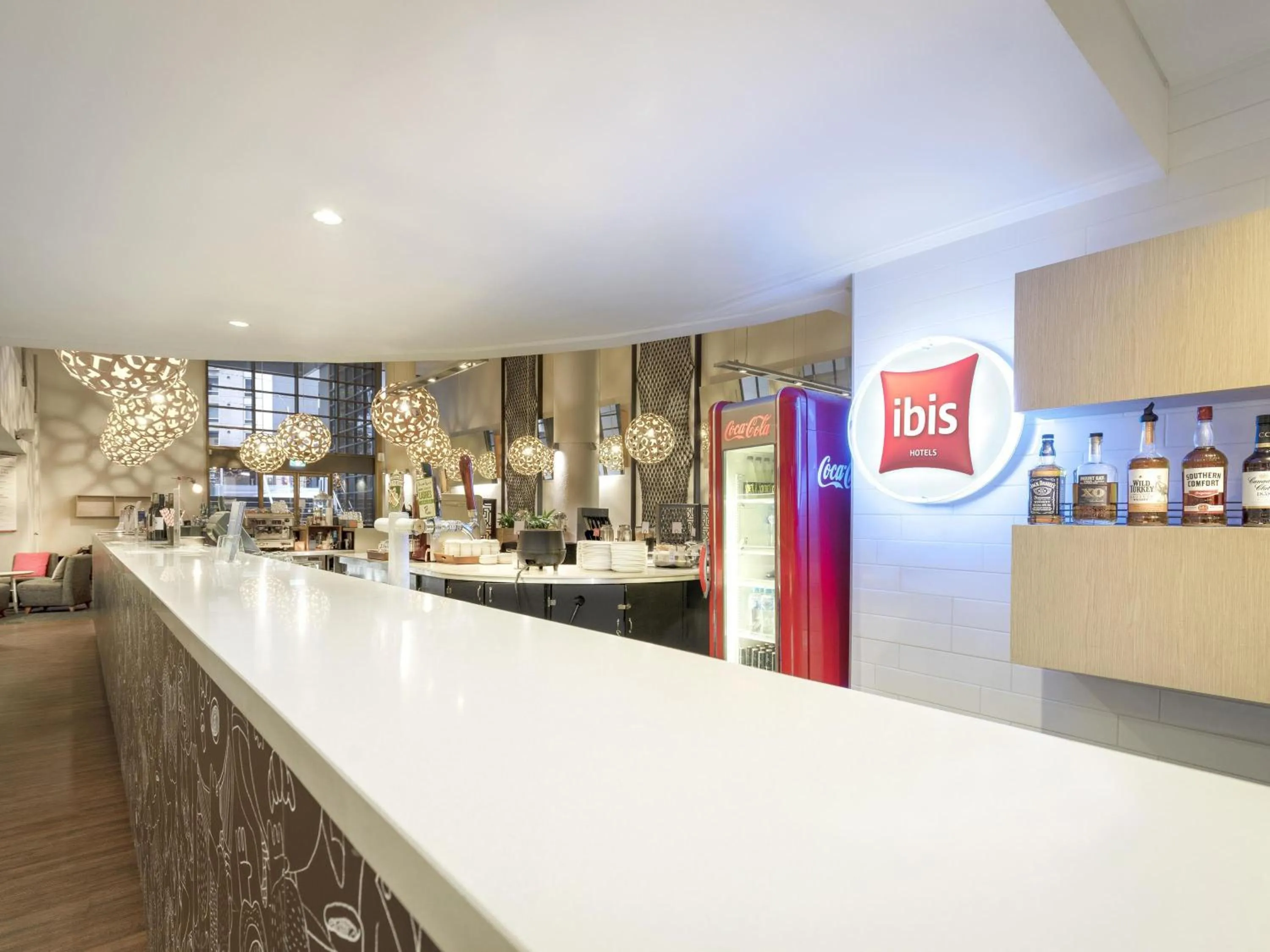 Lounge or bar in ibis Melbourne Hotel and Apartments