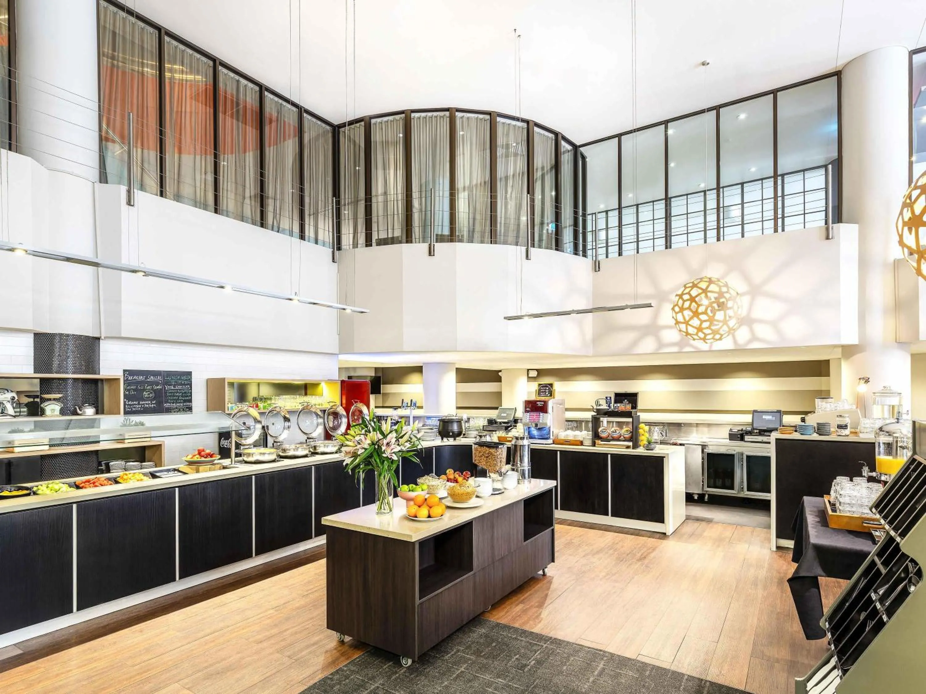 Restaurant/places to eat in ibis Melbourne Hotel and Apartments