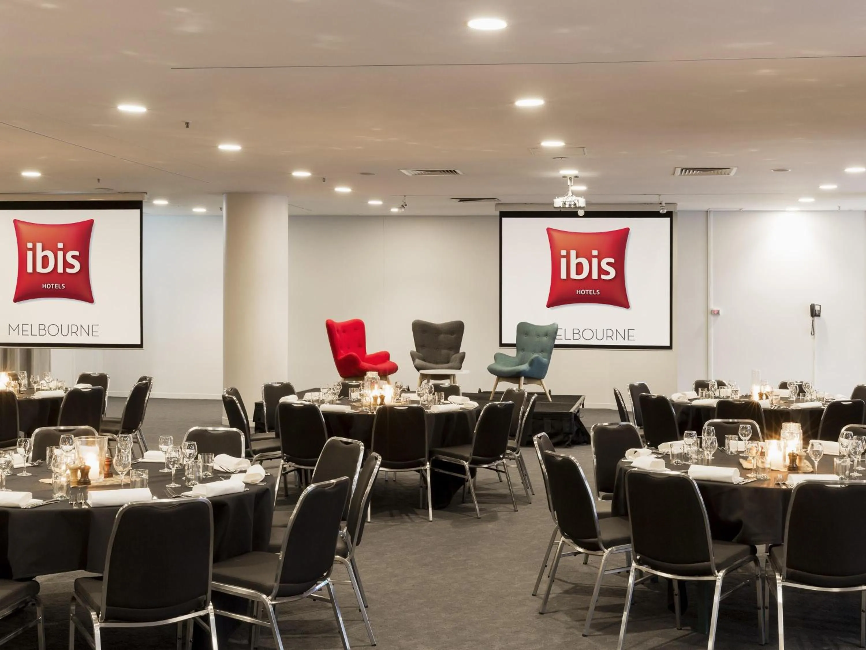 Meeting/conference room in ibis Melbourne Hotel and Apartments