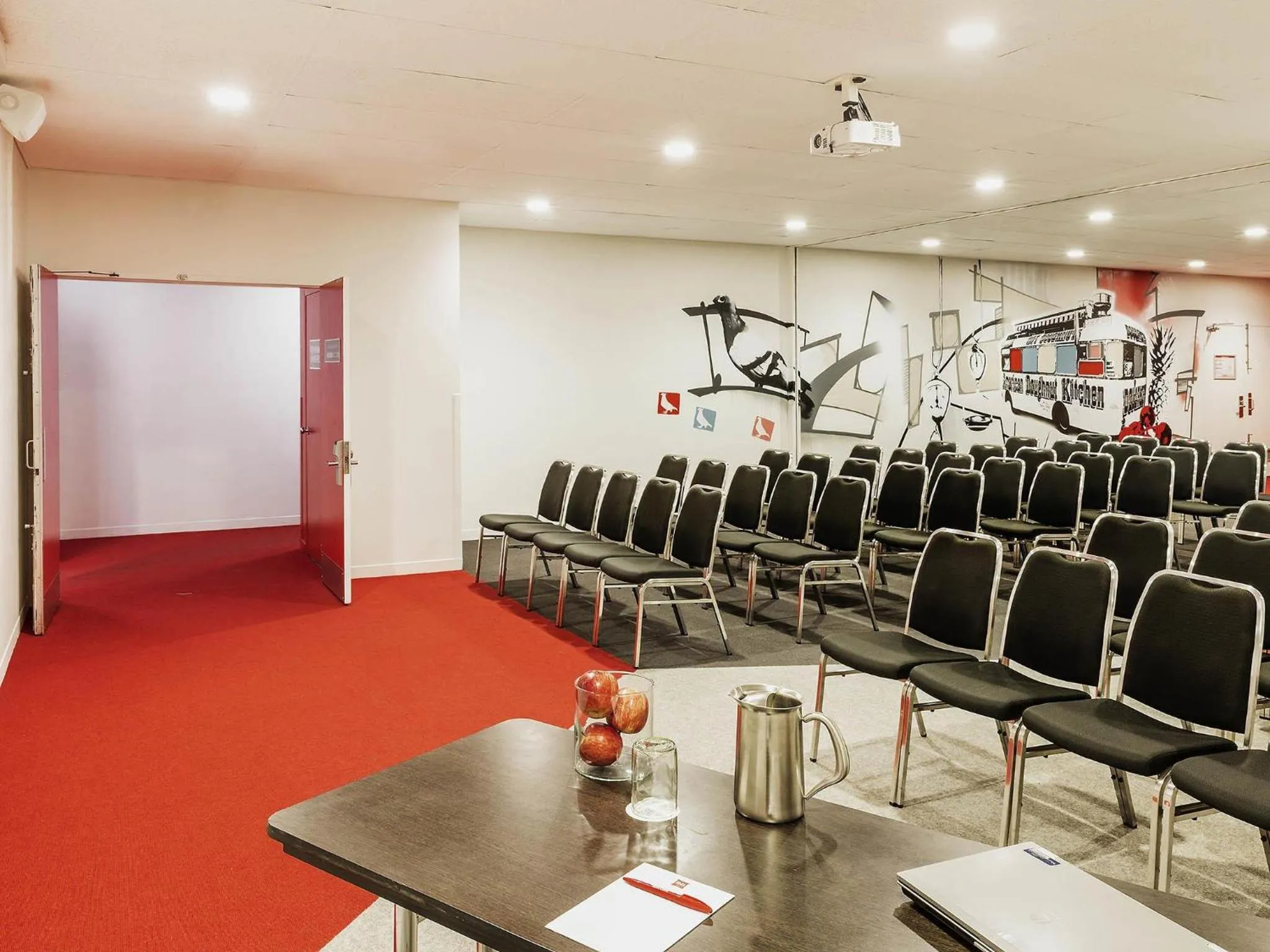 Meeting/conference room in ibis Melbourne Hotel and Apartments
