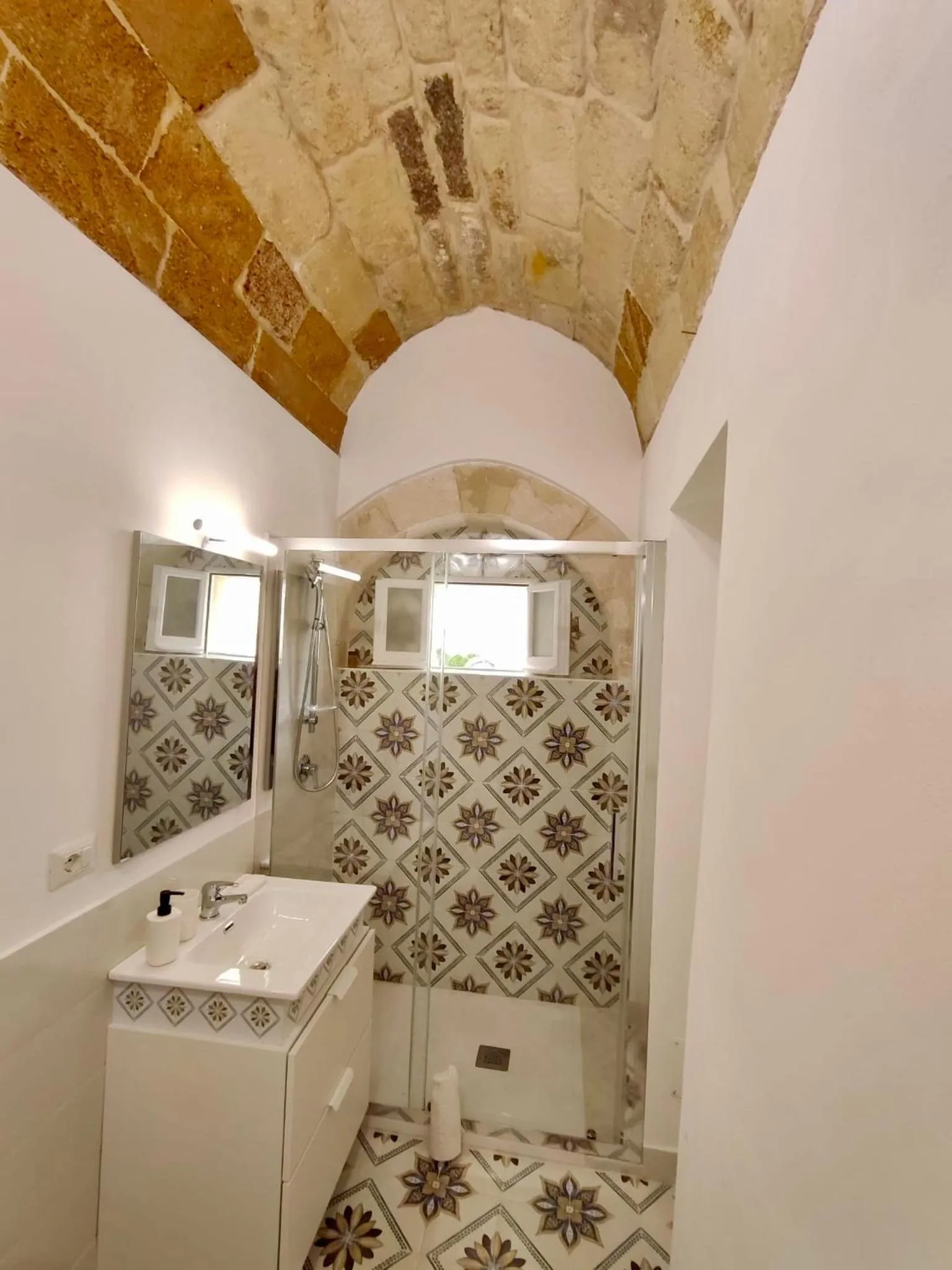 Shower in La Via della Giudecca