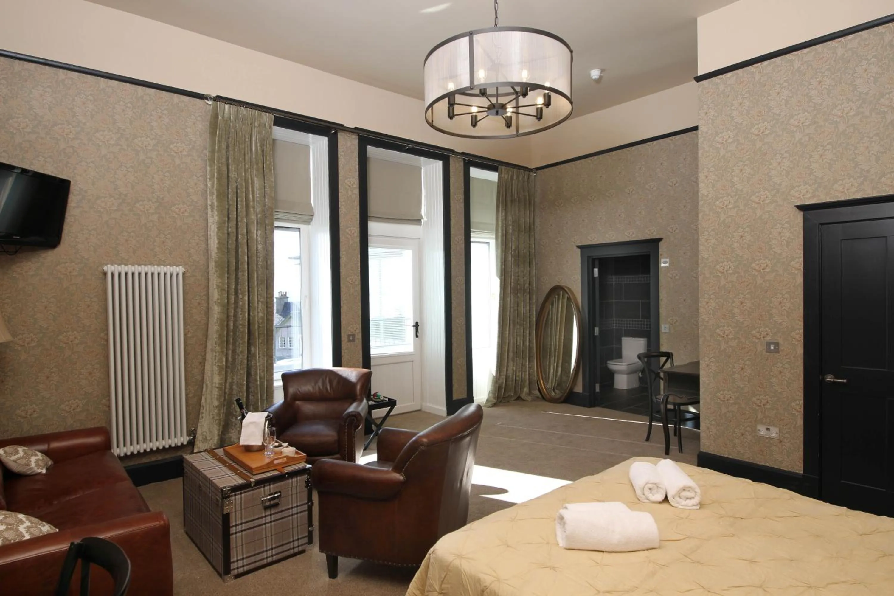 Photo of the whole room, Bed in West Highland Hotel