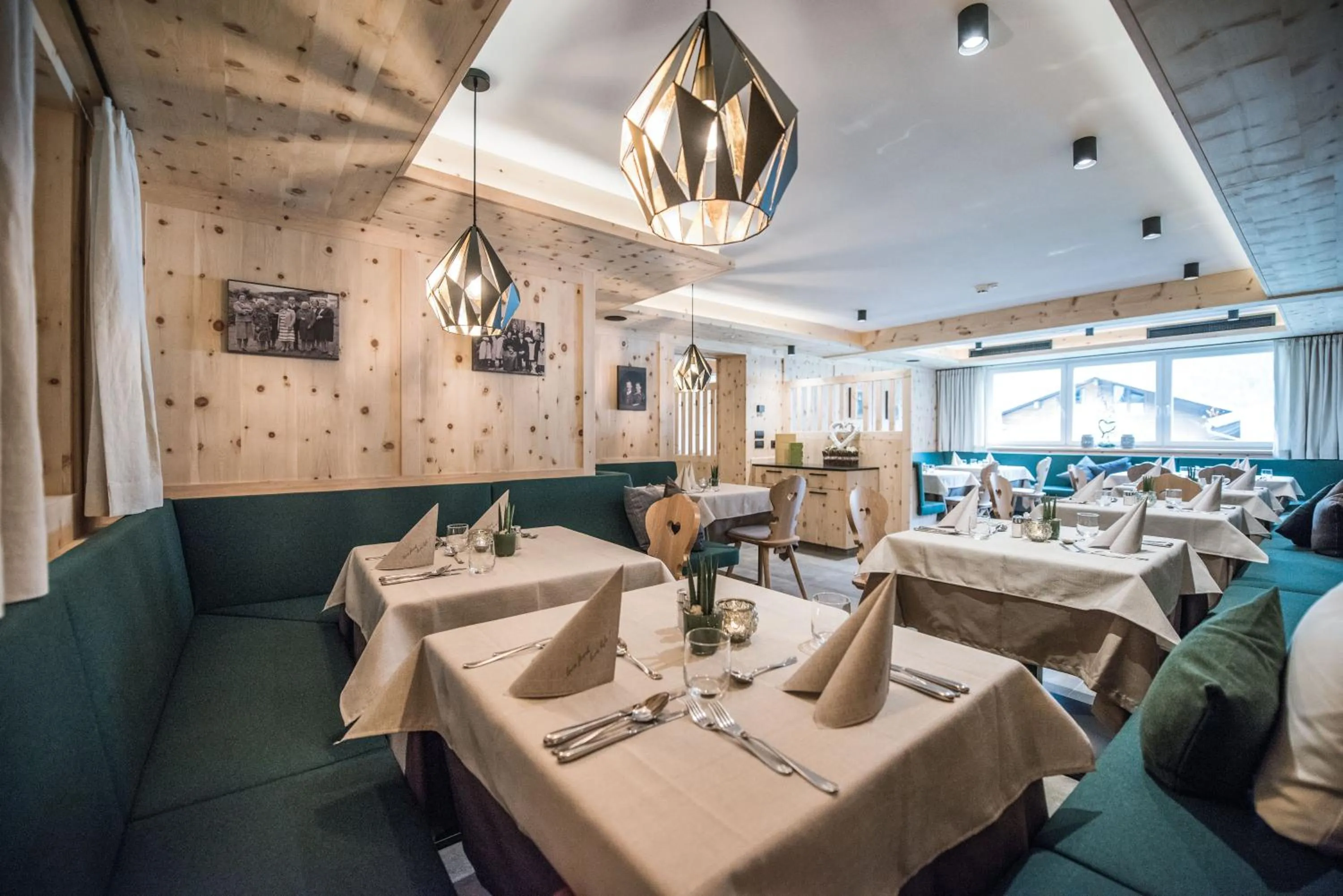 Restaurant/places to eat in Vitaurina Royal Hotel