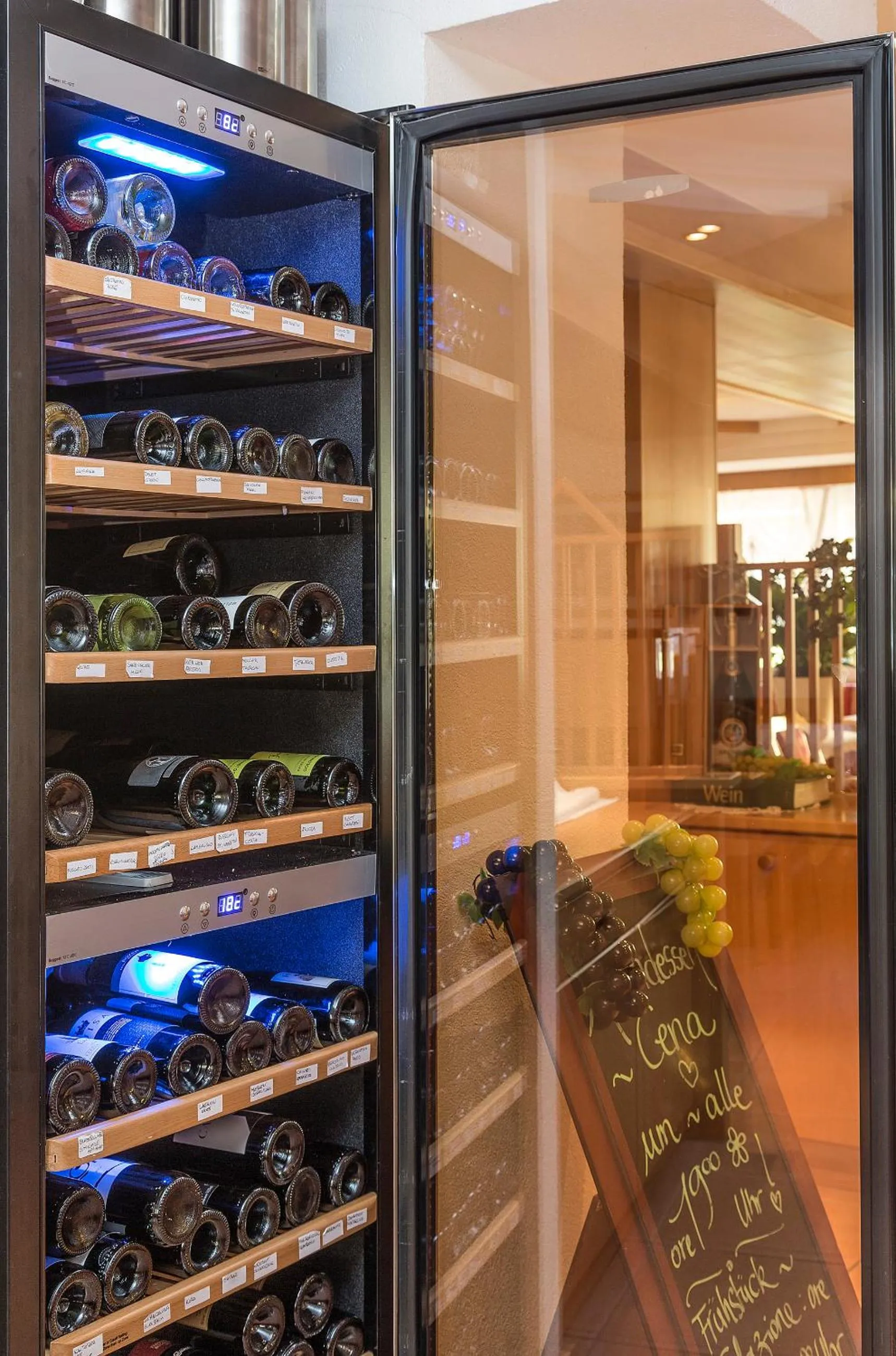 Restaurant/places to eat in Vitaurina Royal Hotel