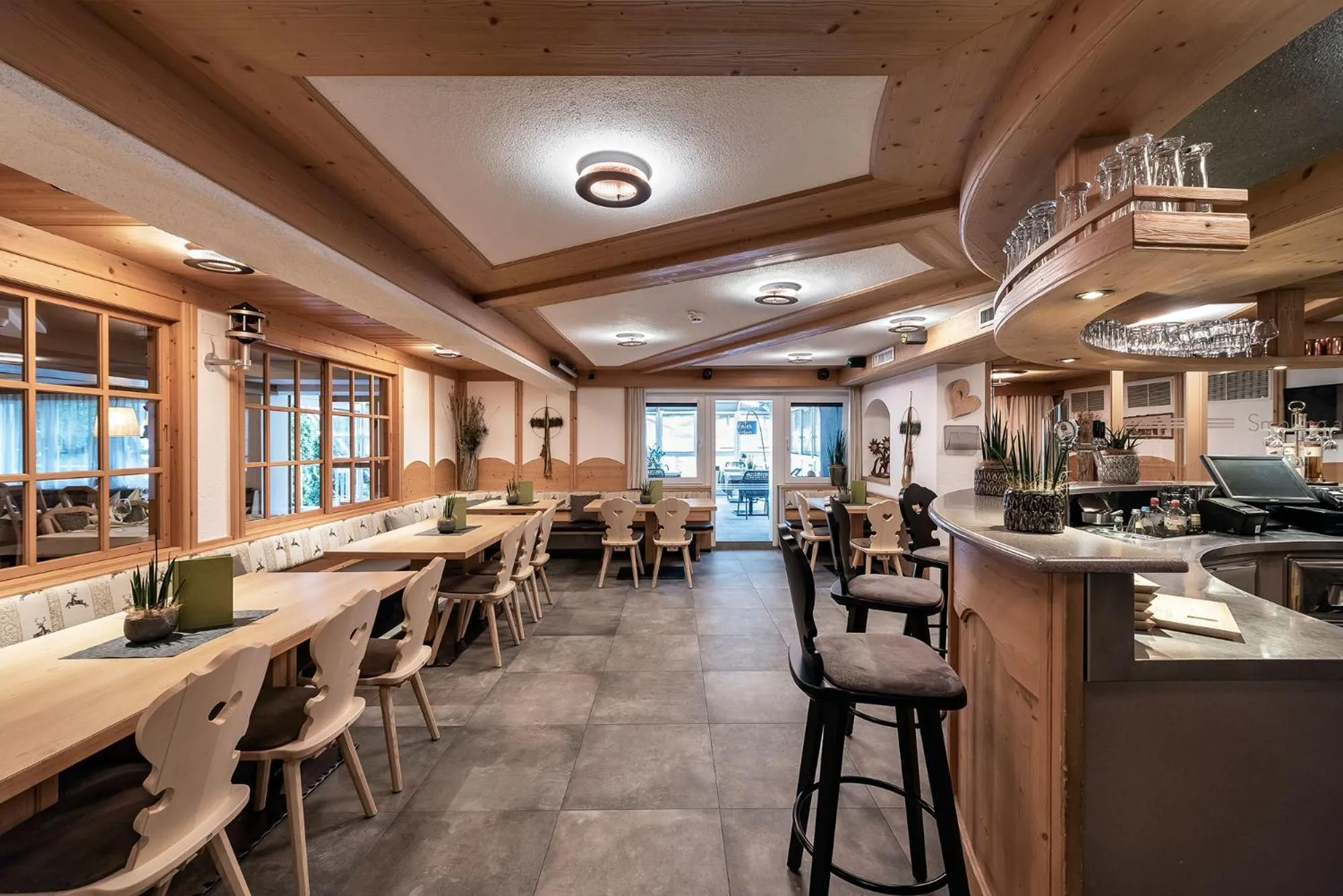 Restaurant/places to eat in Vitaurina Royal Hotel