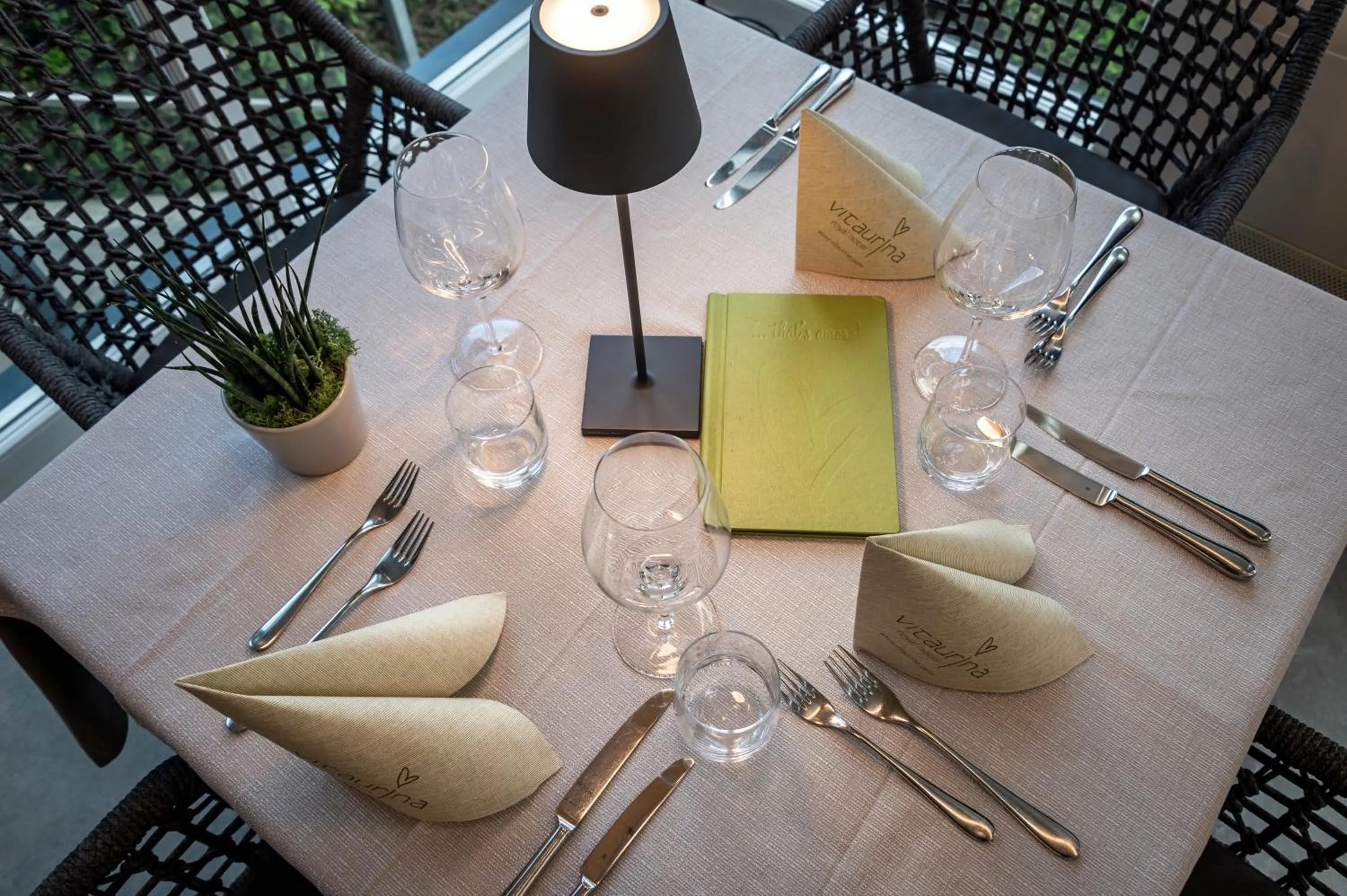 Restaurant/places to eat in Vitaurina Royal Hotel