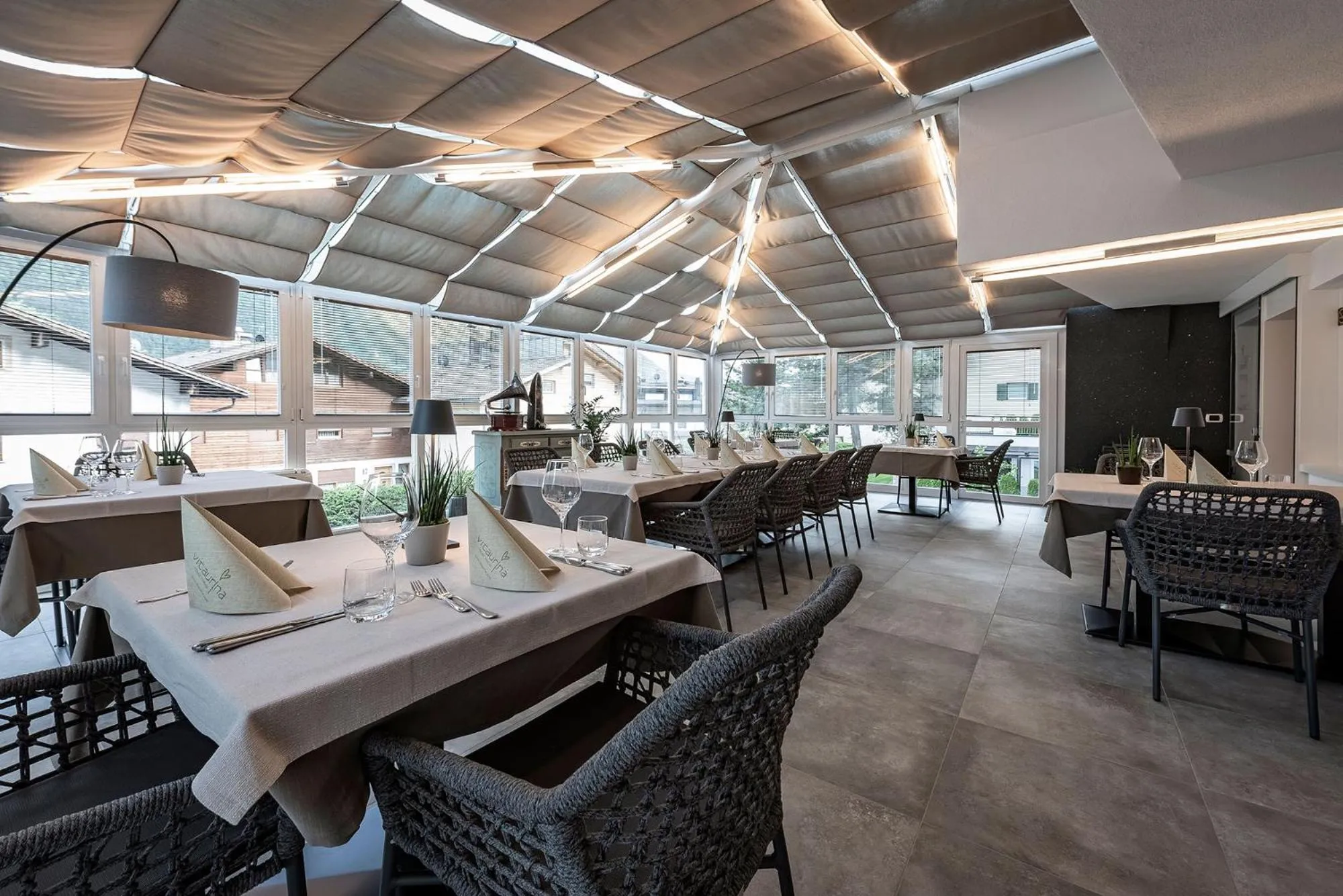 Restaurant/places to eat in Vitaurina Royal Hotel