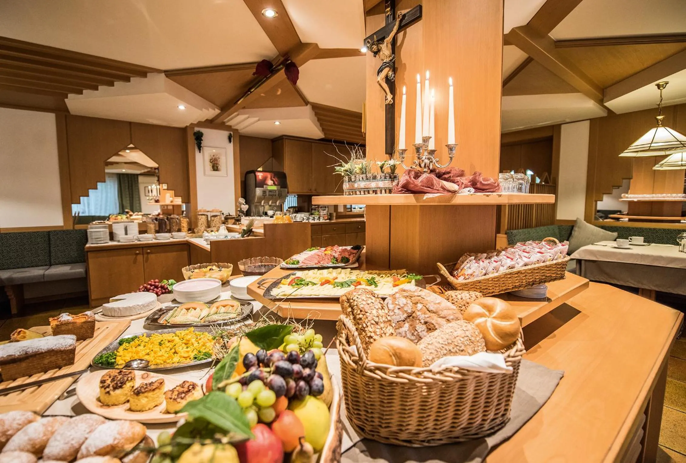 Restaurant/places to eat in Vitaurina Royal Hotel