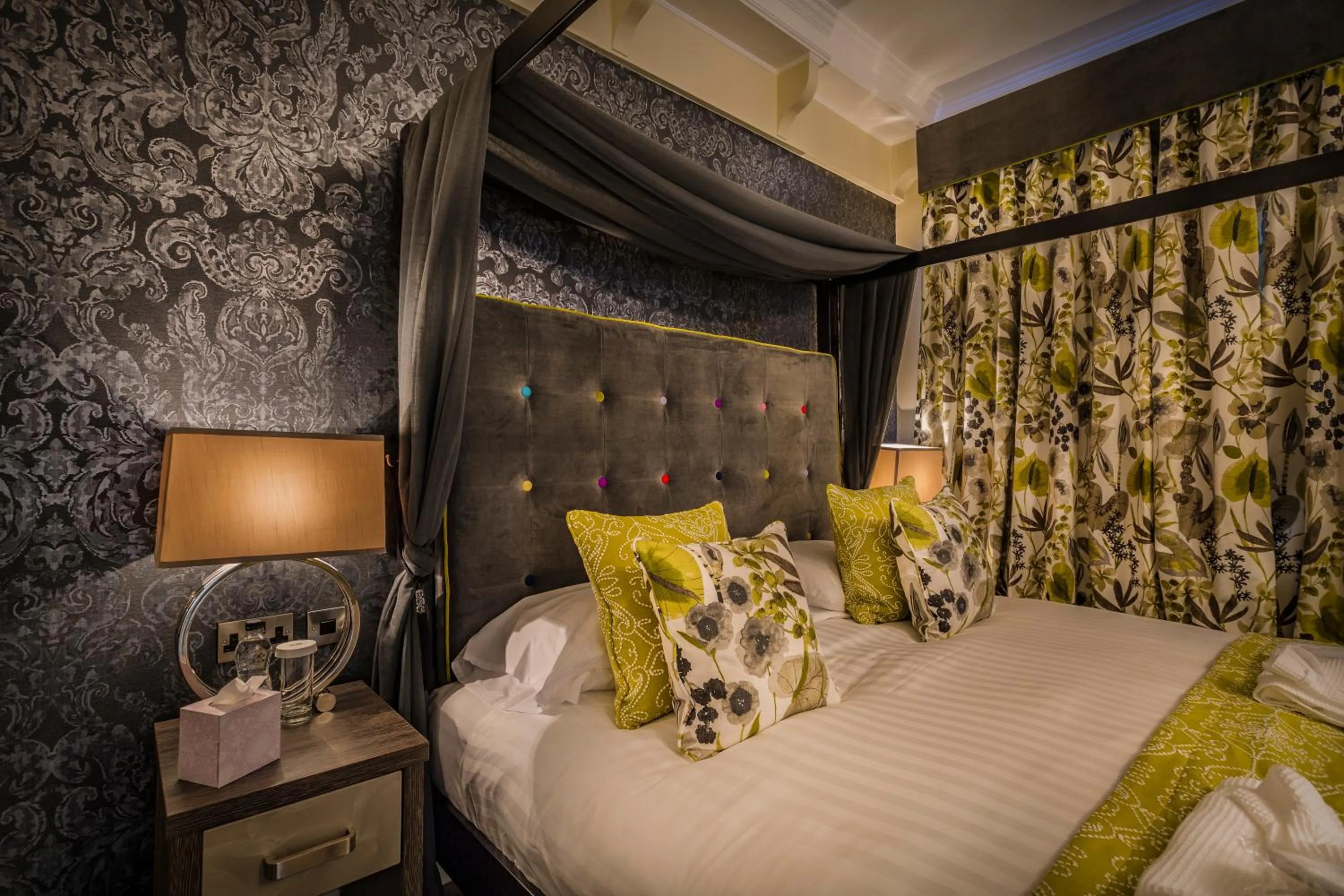 Bedroom, Bed in The Royal Oak Hotel, Welshpool - The Coaching Inn Group