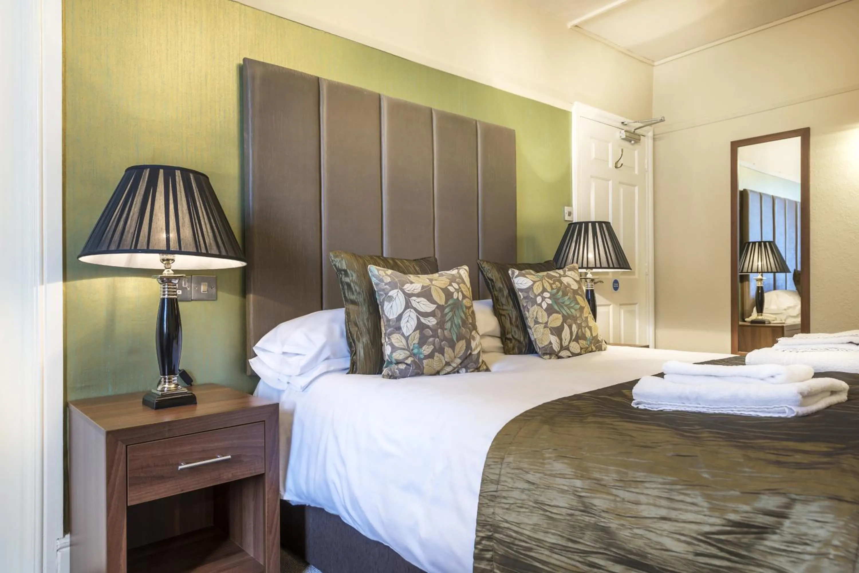 Bedroom, Bed in The Royal Oak Hotel, Welshpool - The Coaching Inn Group