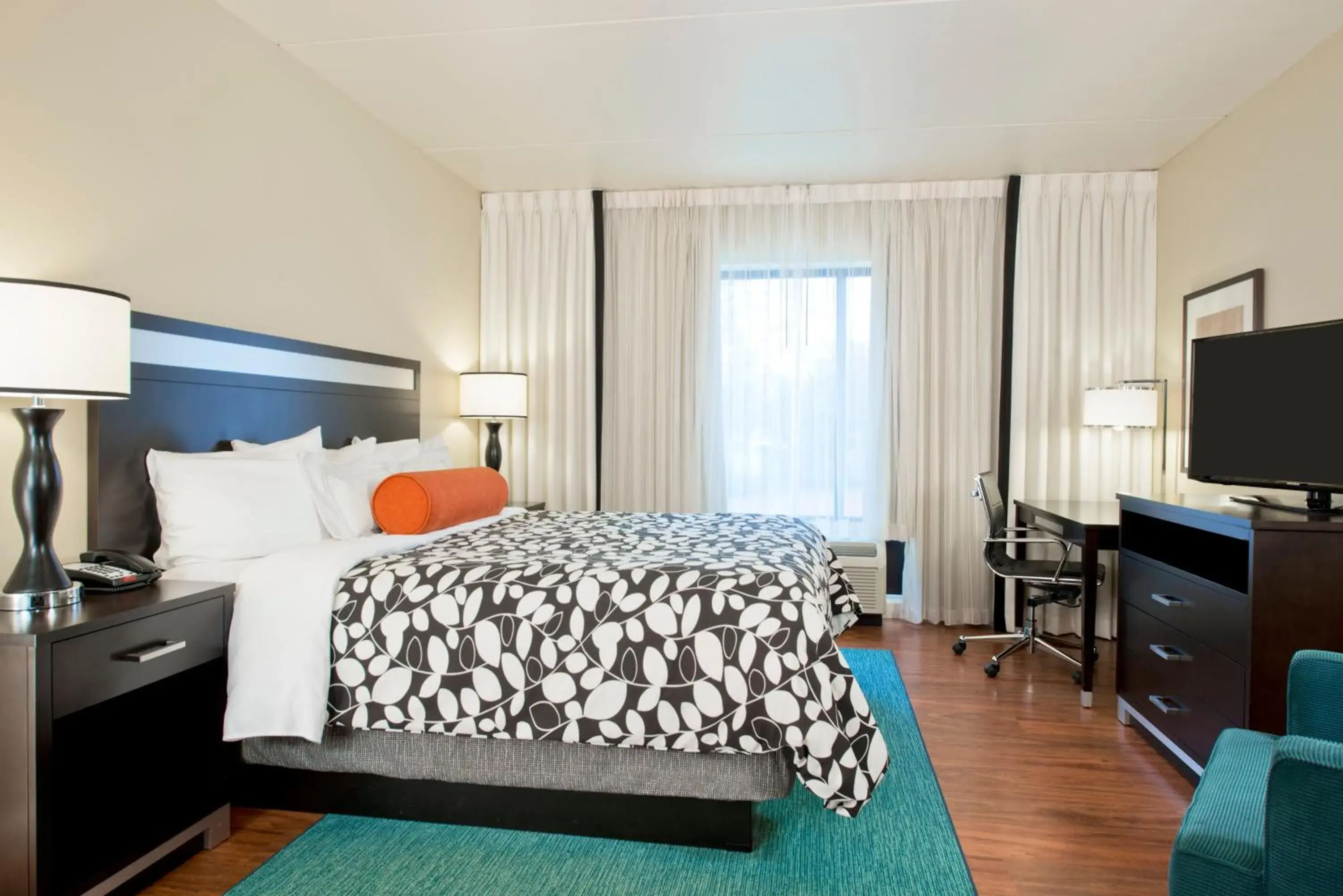 Premium King Room with Balcony in Hotel Indigo Atlanta Airport College Park by IHG Premium King Room with Balcony in Hotel Indigo Atlanta Airport College Park by IHG