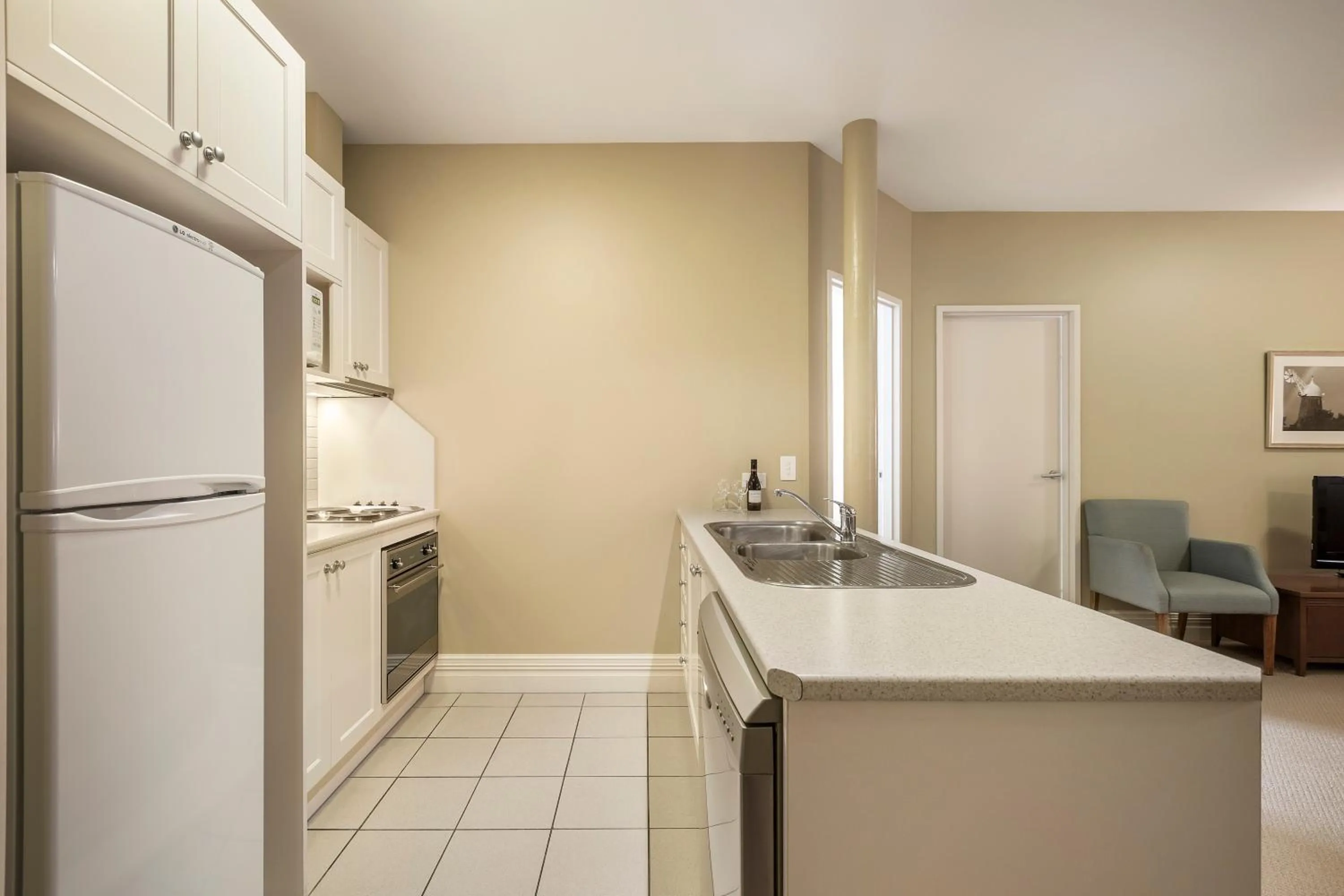 Kitchen or kitchenette in Launceston Central Apartment Hotel Official