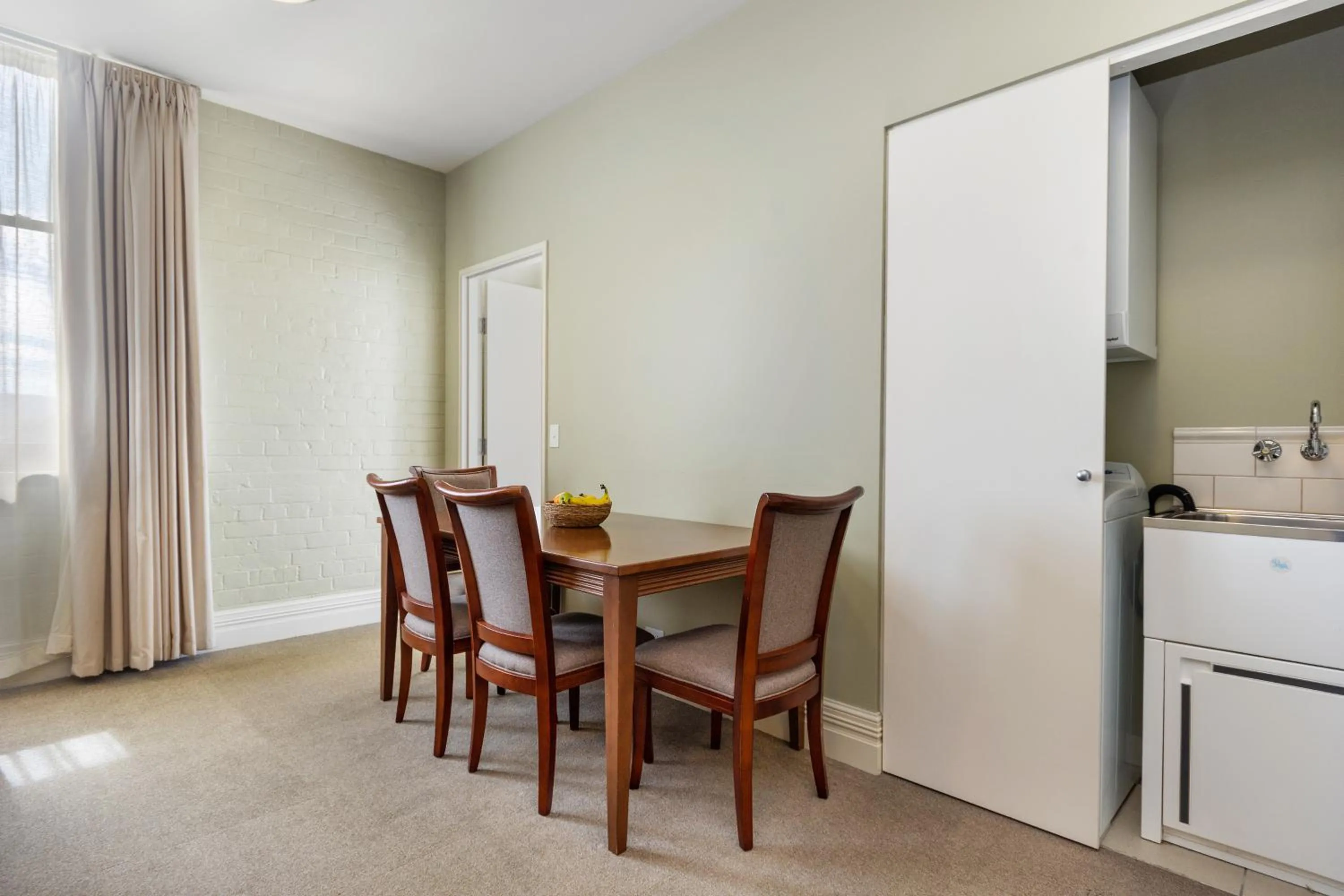 Dining area in Launceston Central Apartment Hotel Official