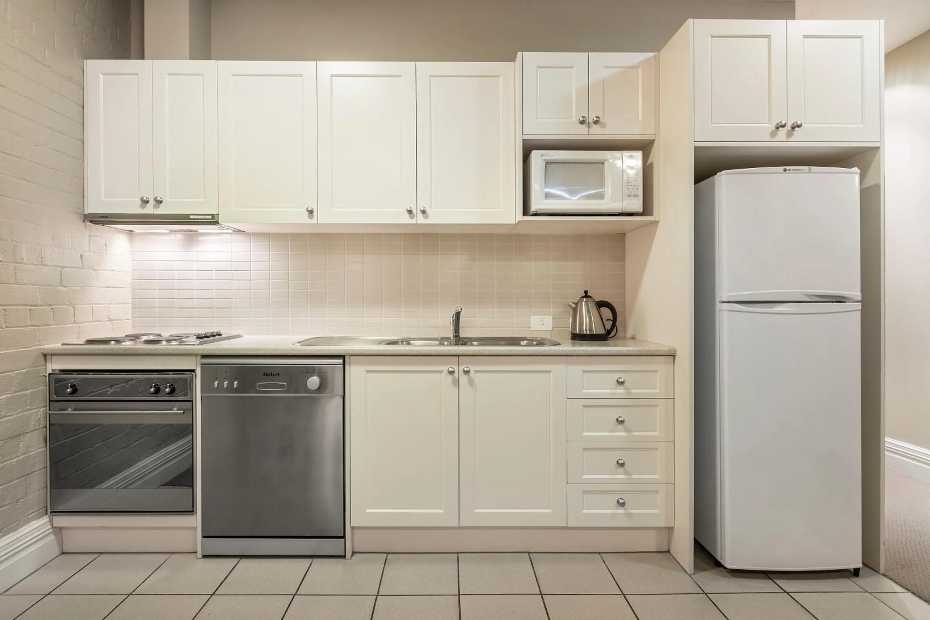 Kitchen or kitchenette in Launceston Central Apartment Hotel Official