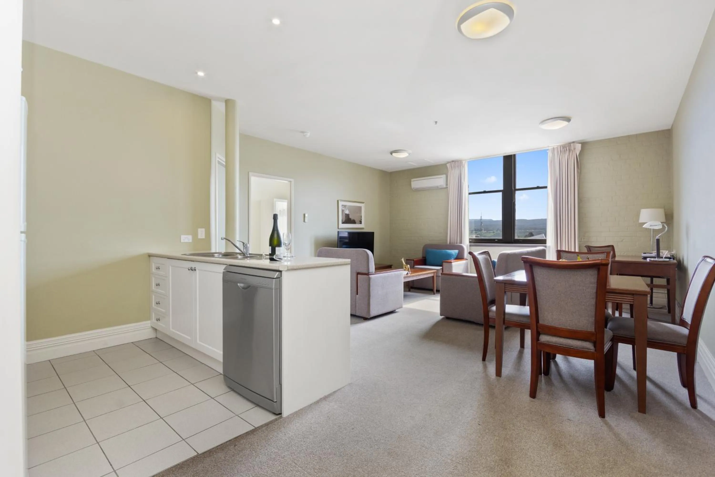 Kitchen or kitchenette in Launceston Central Apartment Hotel Official