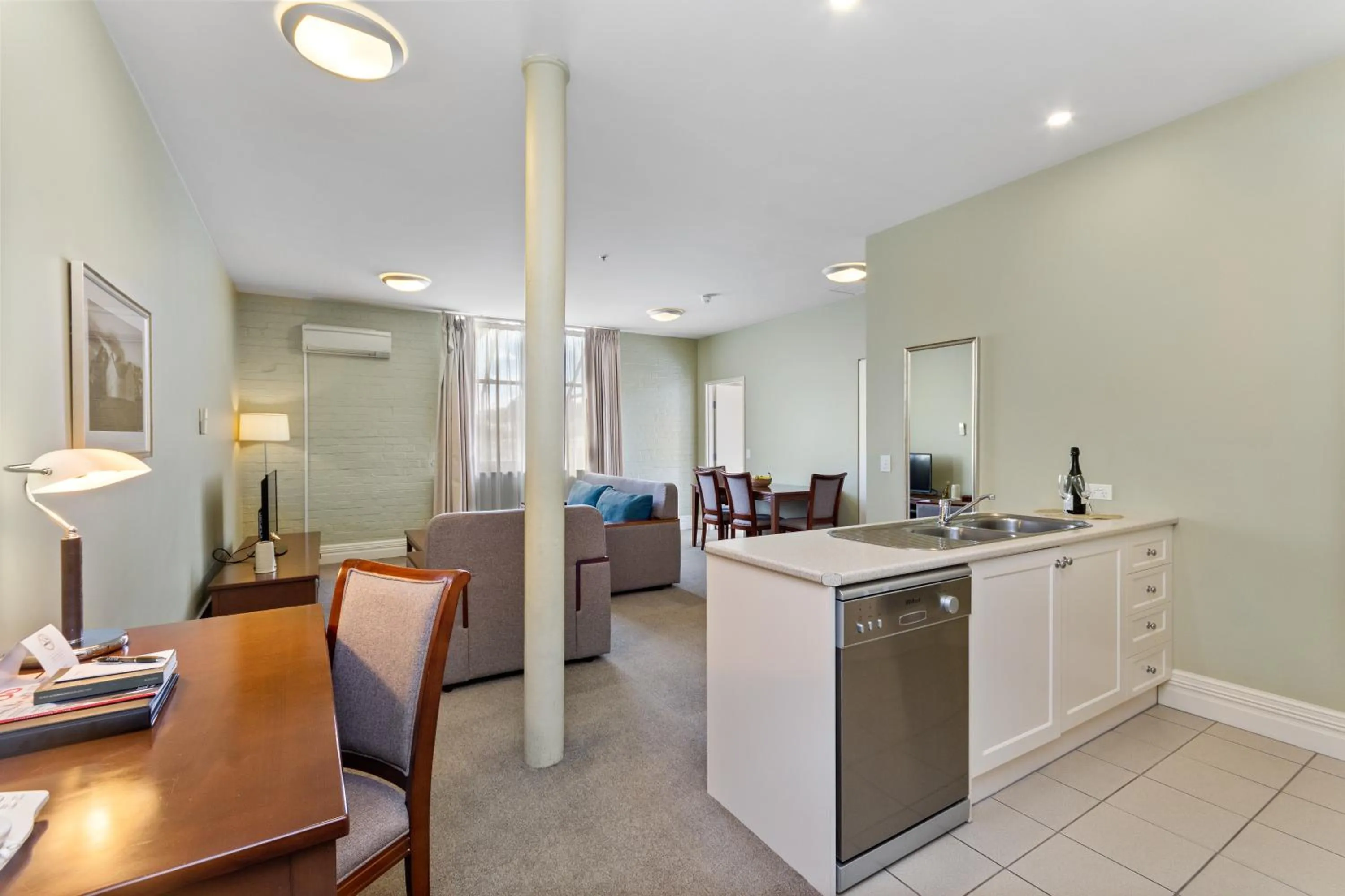 Kitchen or kitchenette in Launceston Central Apartment Hotel Official
