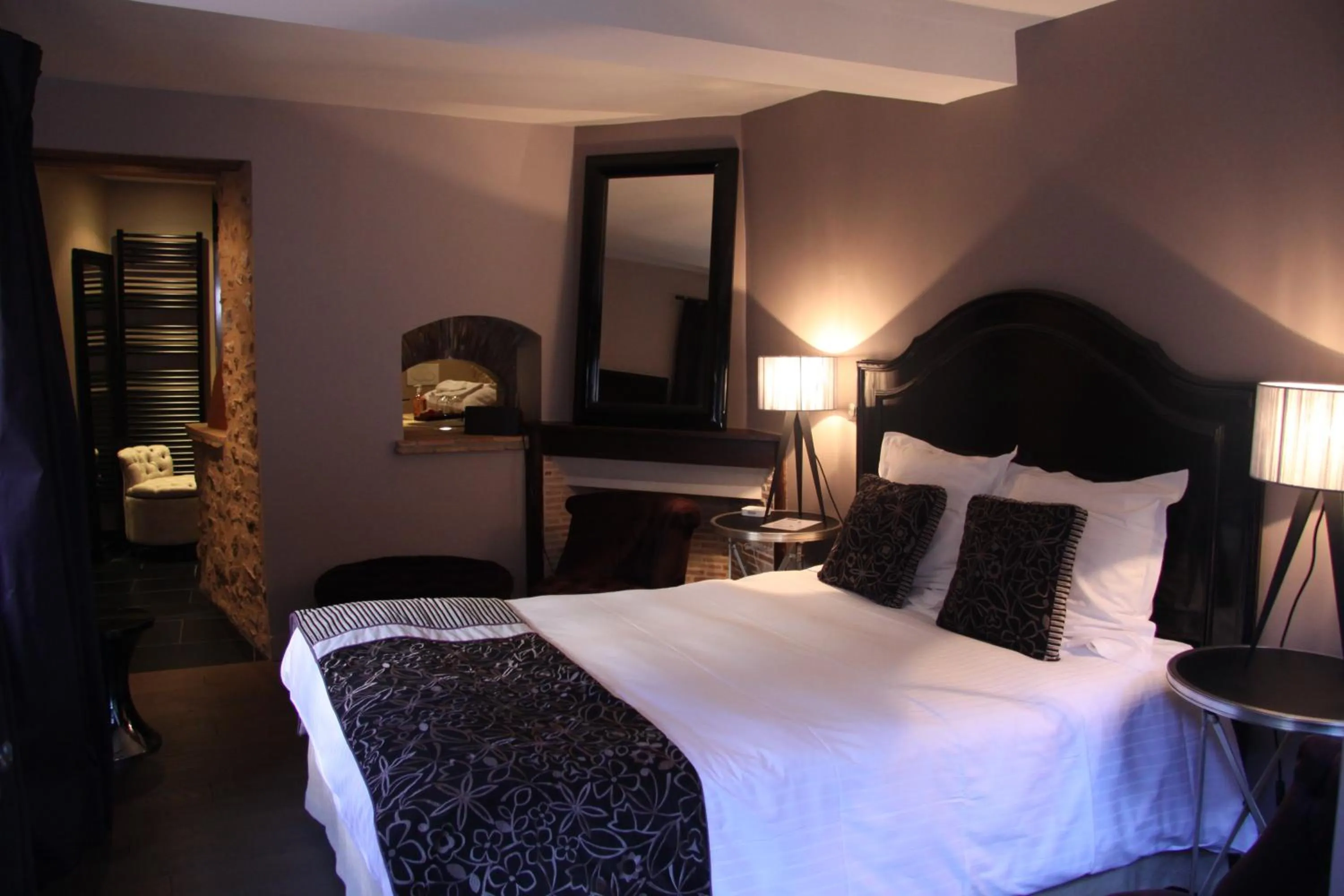 Photo of the whole room, Bed in L'Hibernie