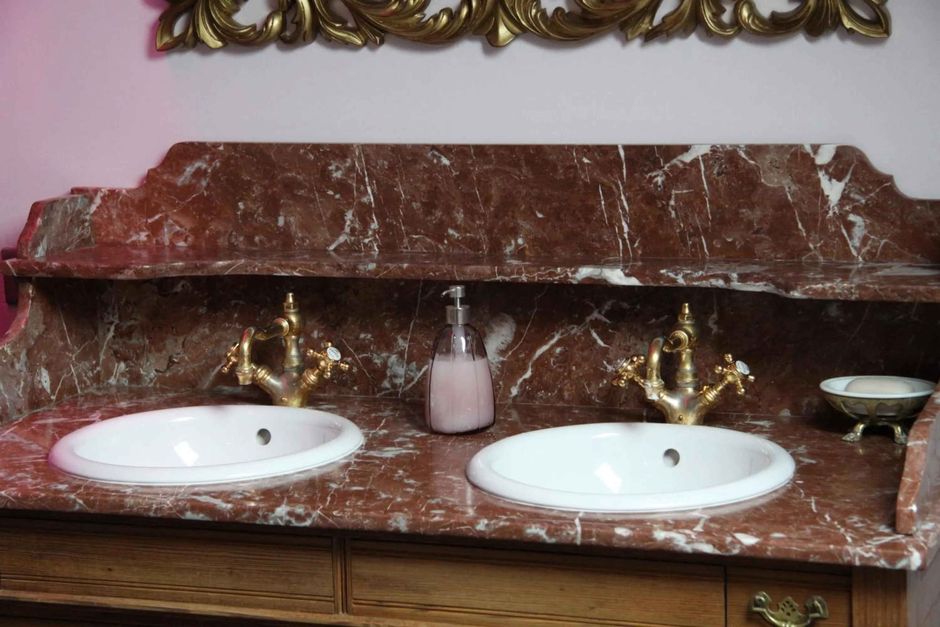 Bathroom in L'Hibernie