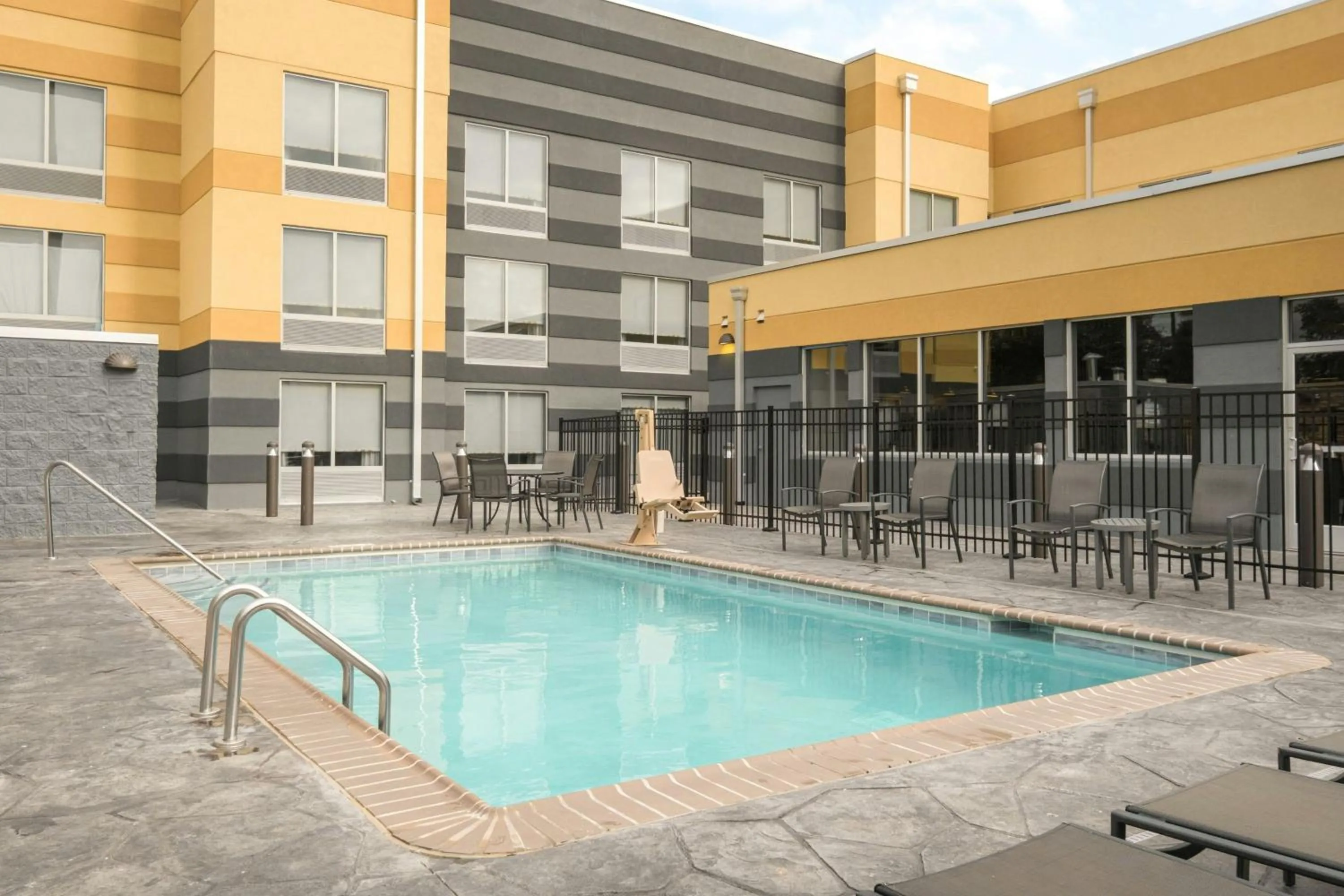 Swimming pool in Fairfield Inn & Suites by Marriott Lexington Georgetown/College Inn