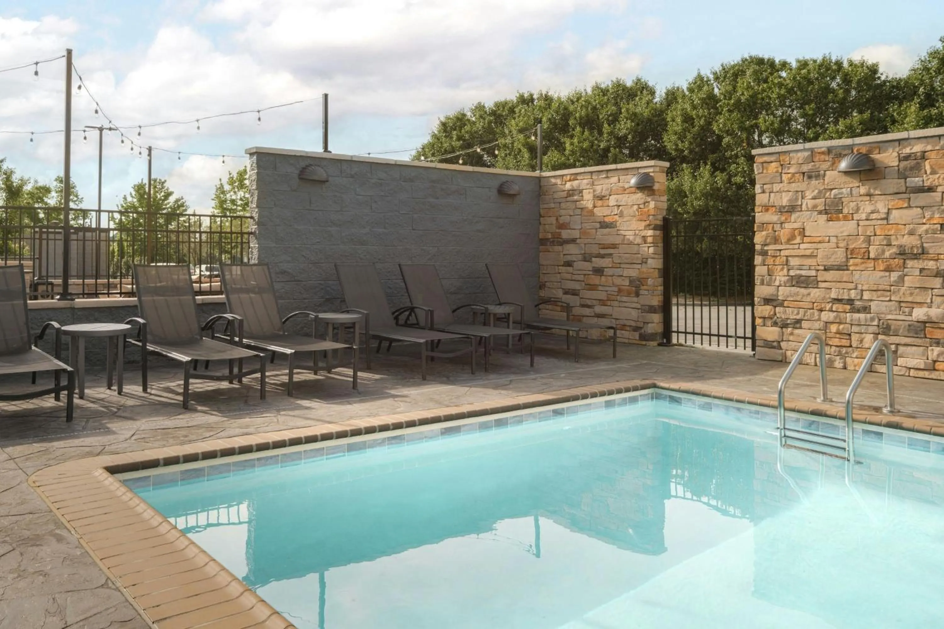 Swimming pool in Fairfield Inn & Suites by Marriott Lexington Georgetown/College Inn