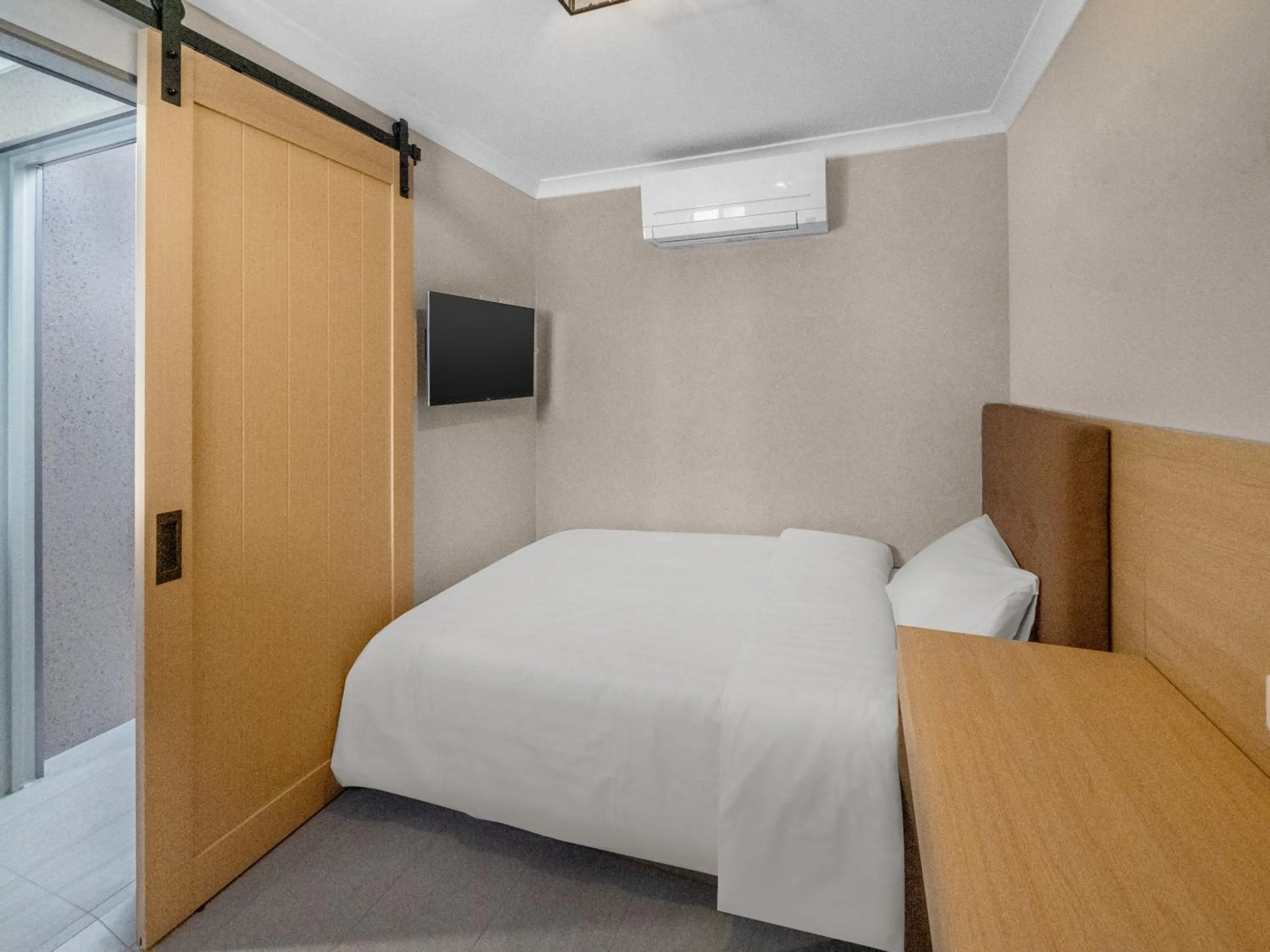 Bedroom, Bed in Spring Hill Inn