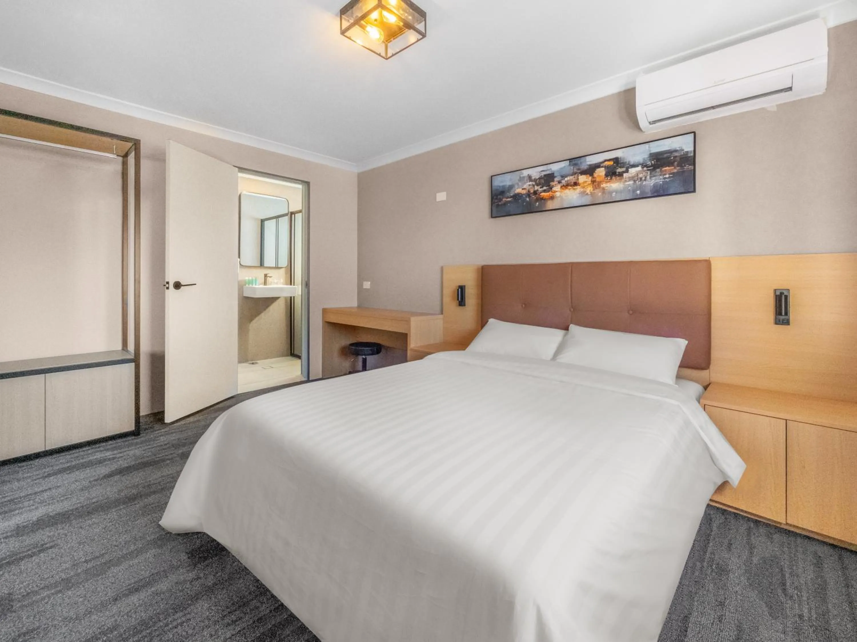 Bedroom, Bed in Spring Hill Inn