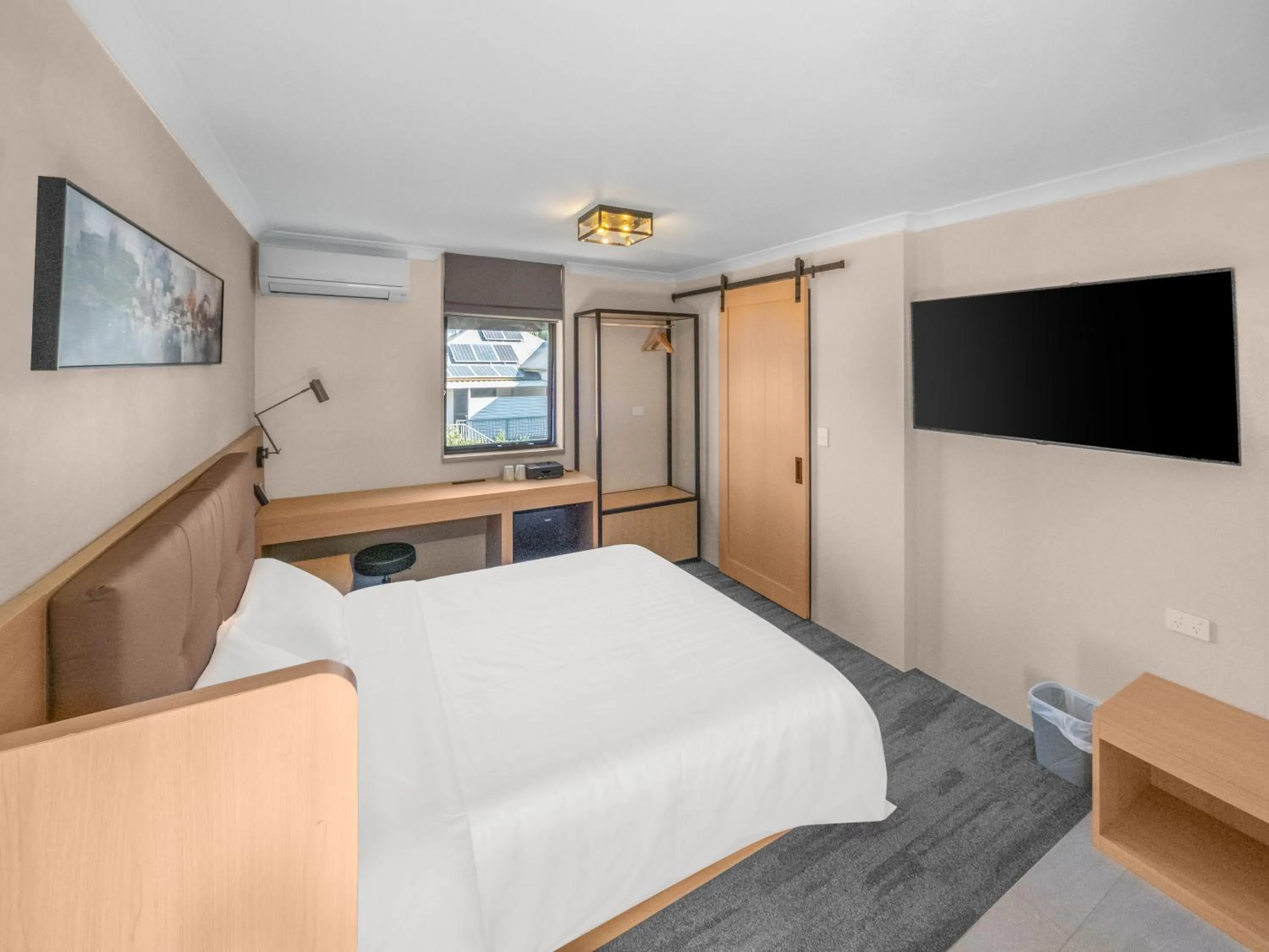 Bedroom, Bed in Spring Hill Inn