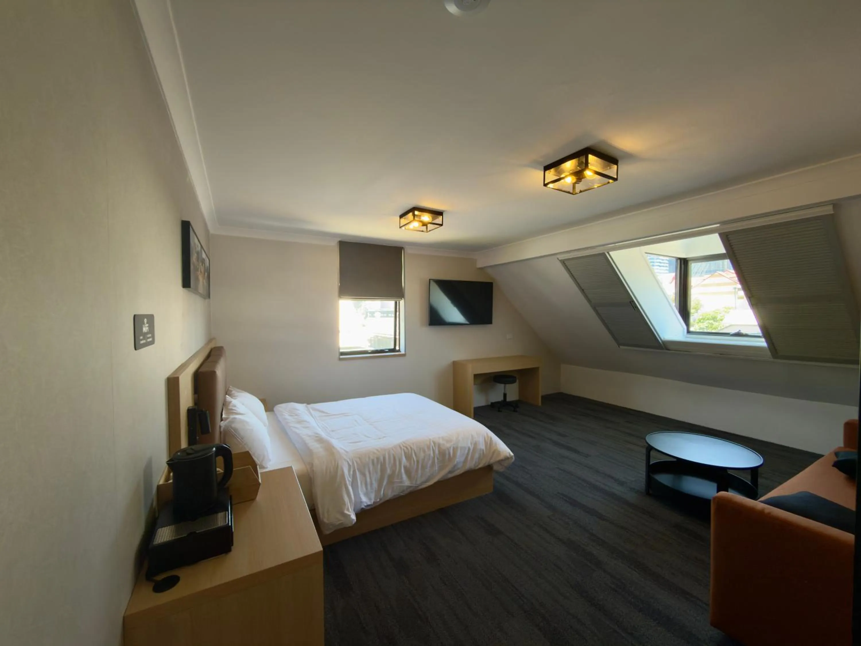 Photo of the whole room, Bed in Spring Hill Inn