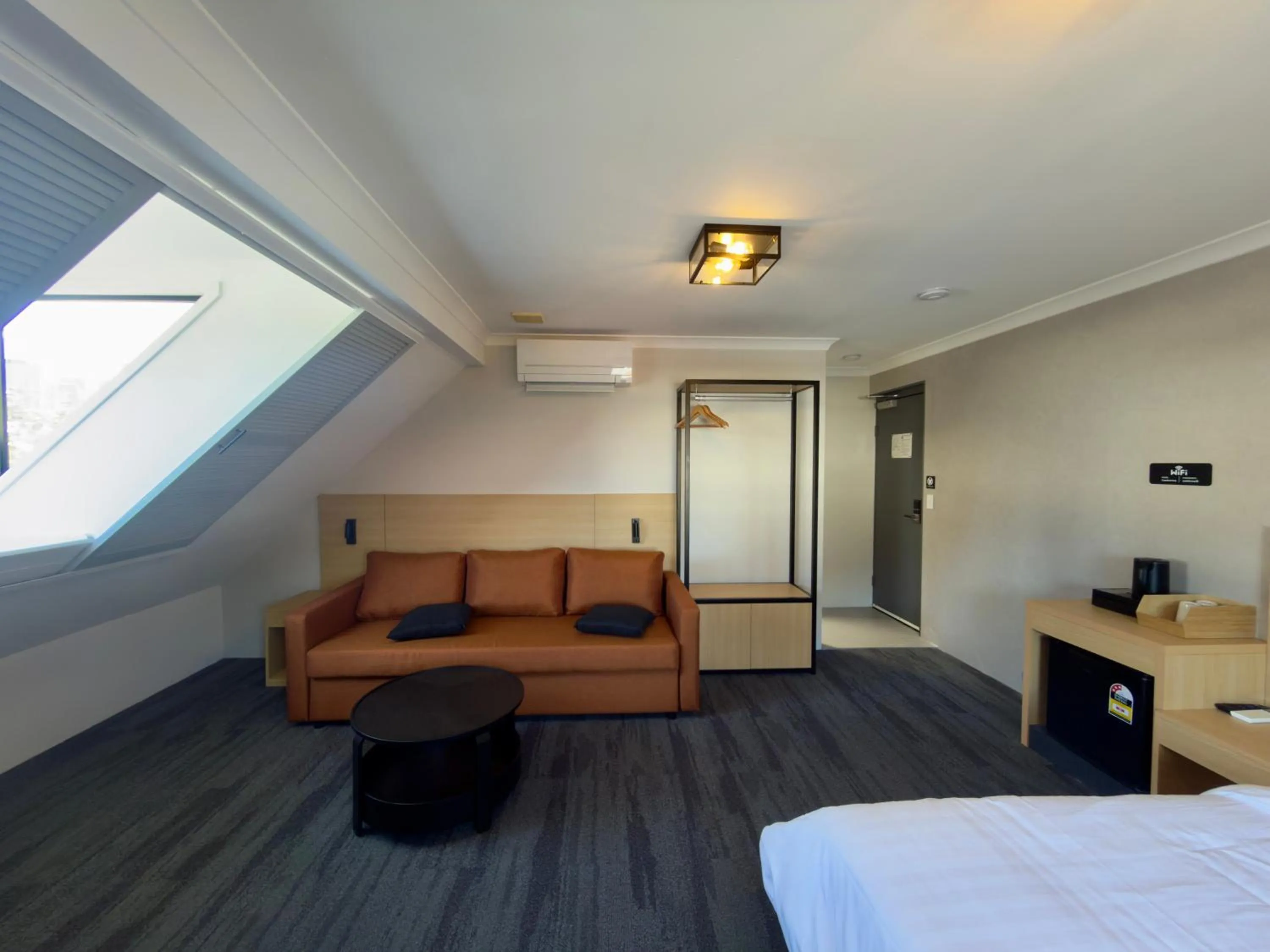 Living room, Bed in Spring Hill Inn