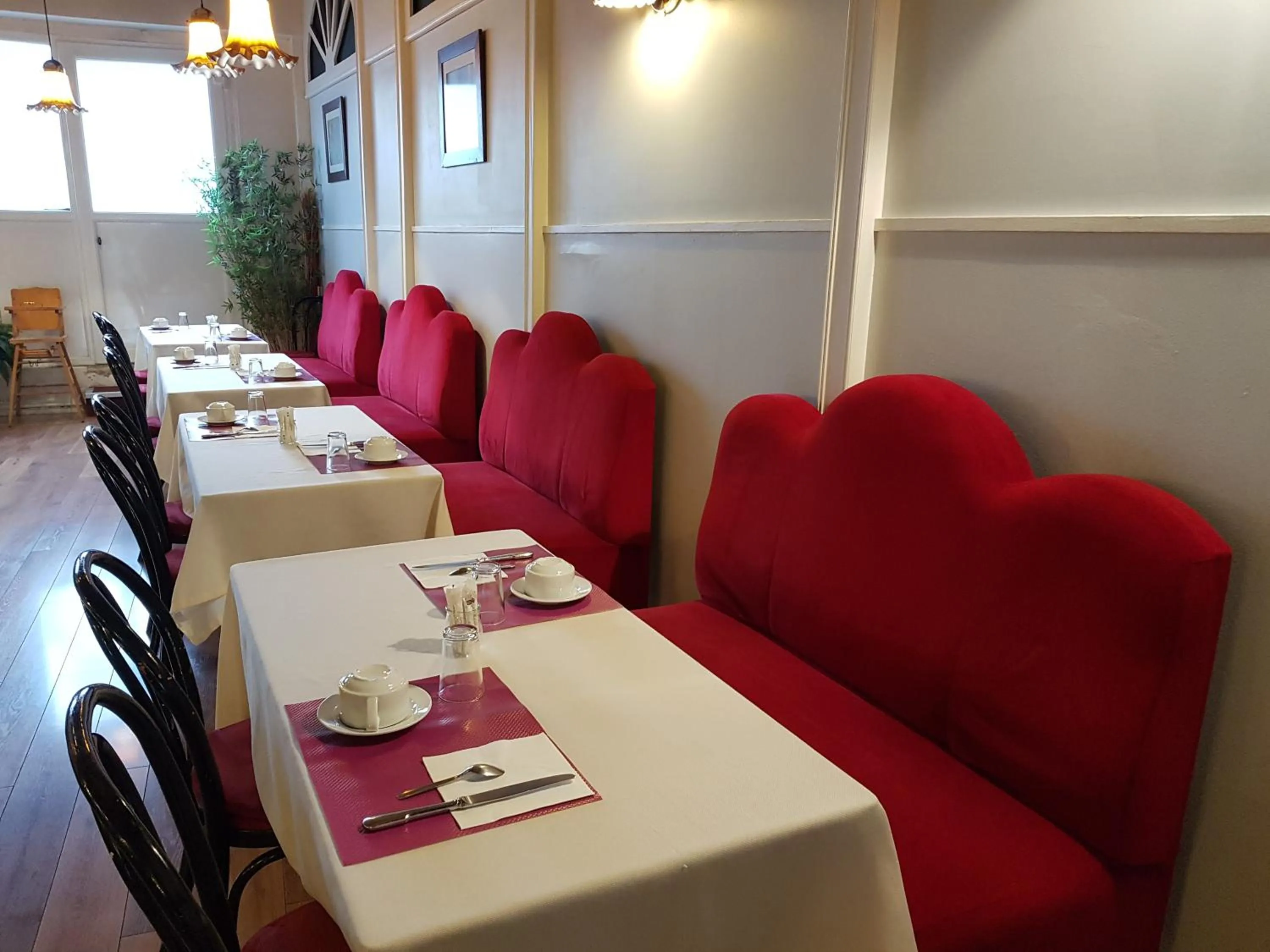 Restaurant/places to eat in Hotel Bar Restaurant Saint Paul