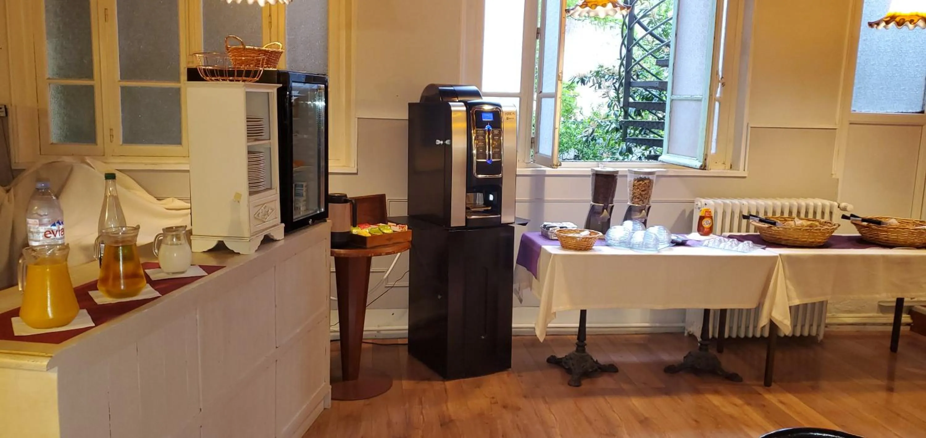 Breakfast in Hotel Bar Restaurant Saint Paul