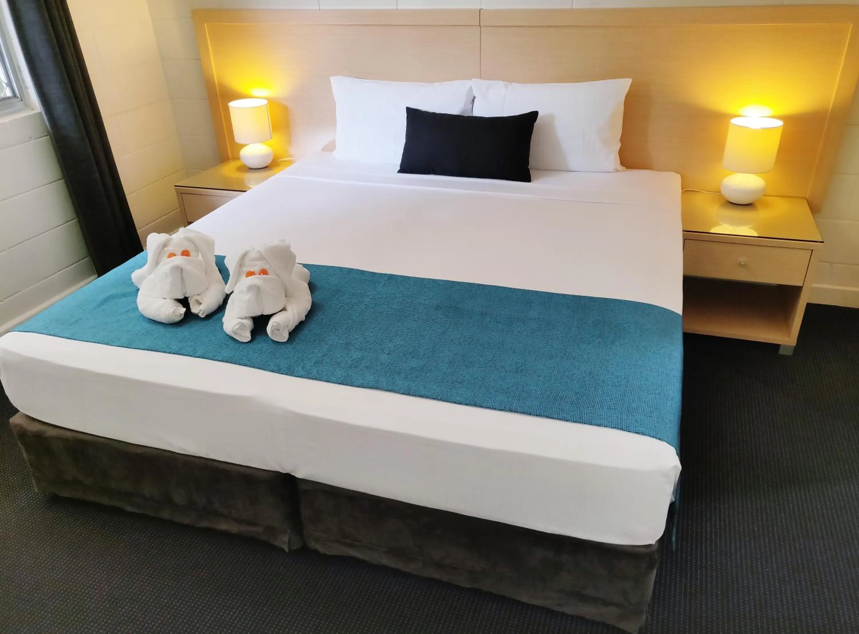 Bed in Coconut Grove Holiday Apartments