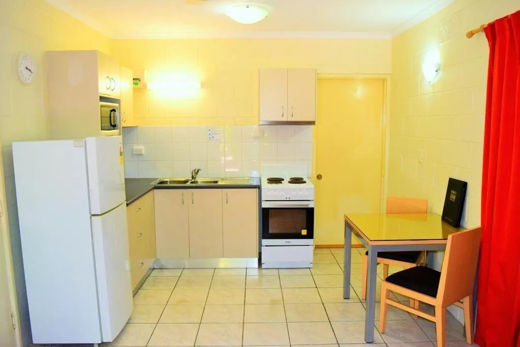 Kitchen or kitchenette in Coconut Grove Holiday Apartments