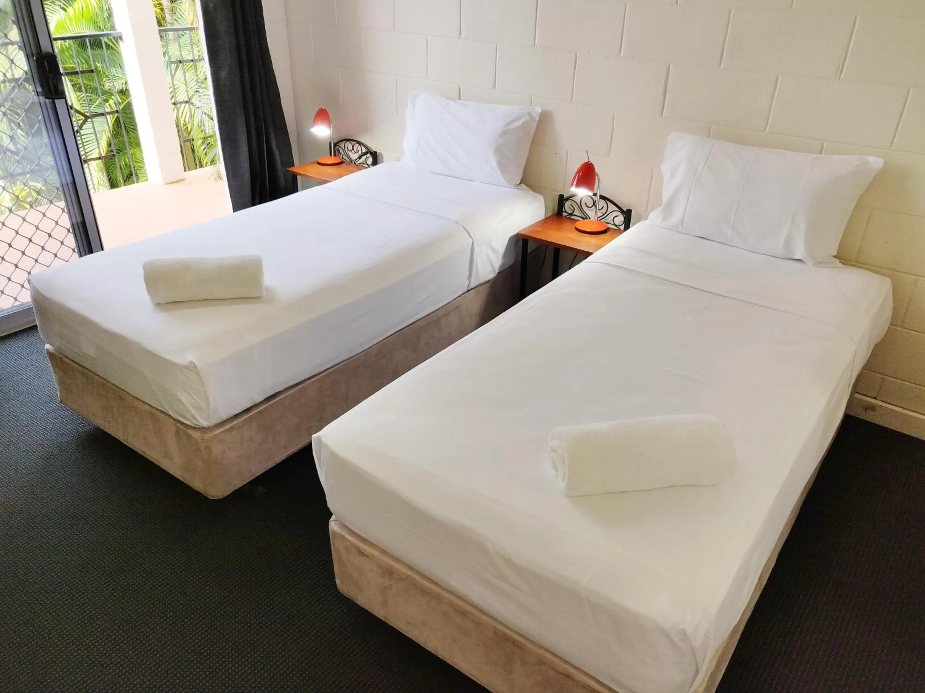 Bed in Coconut Grove Holiday Apartments