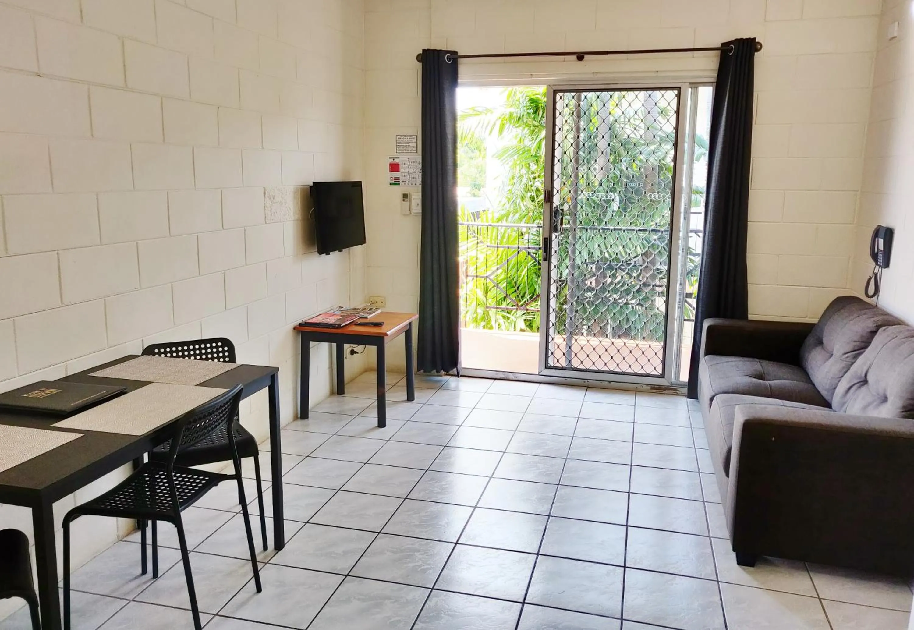 Dining area in Coconut Grove Holiday Apartments