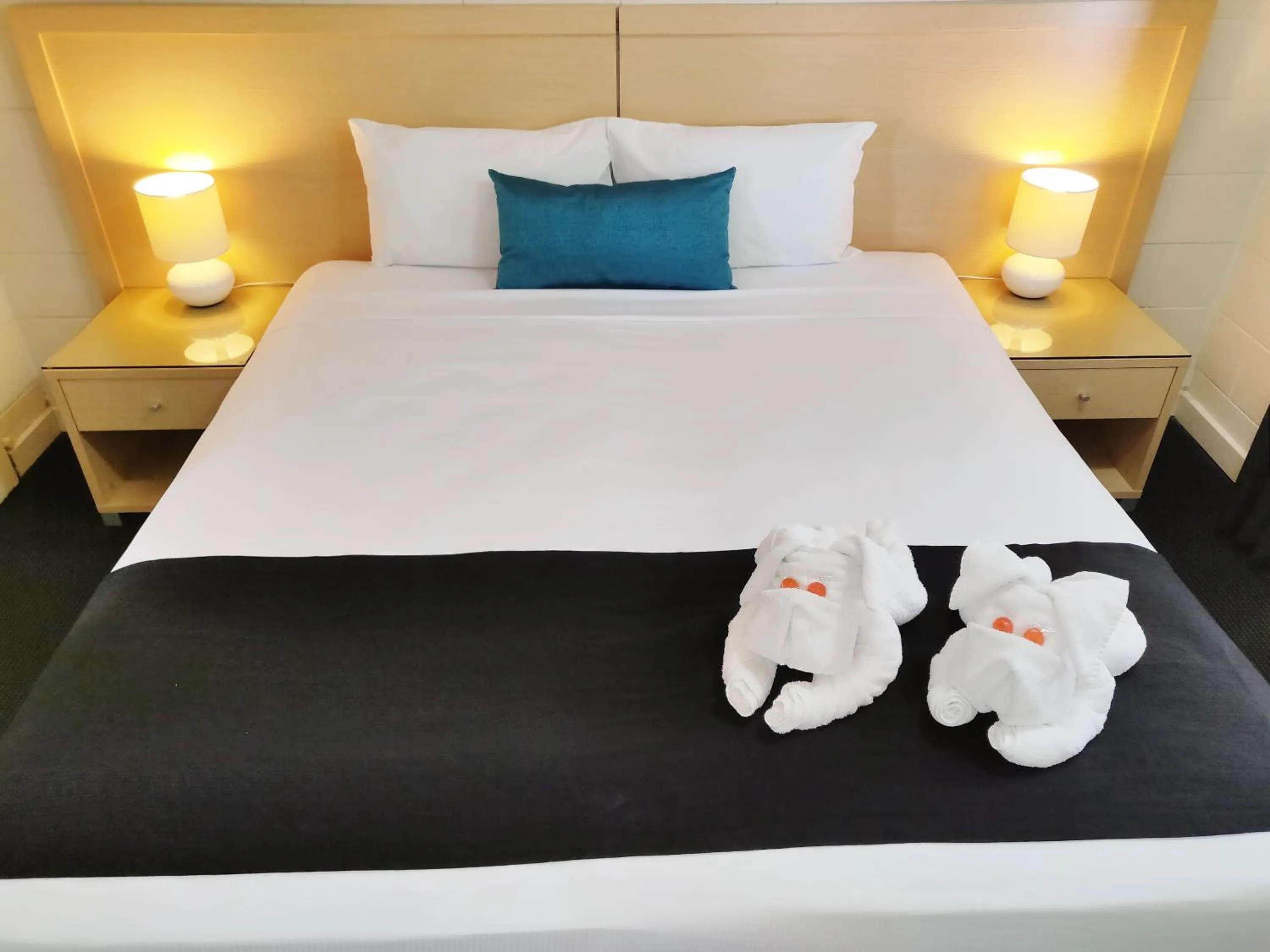 Bed in Coconut Grove Holiday Apartments