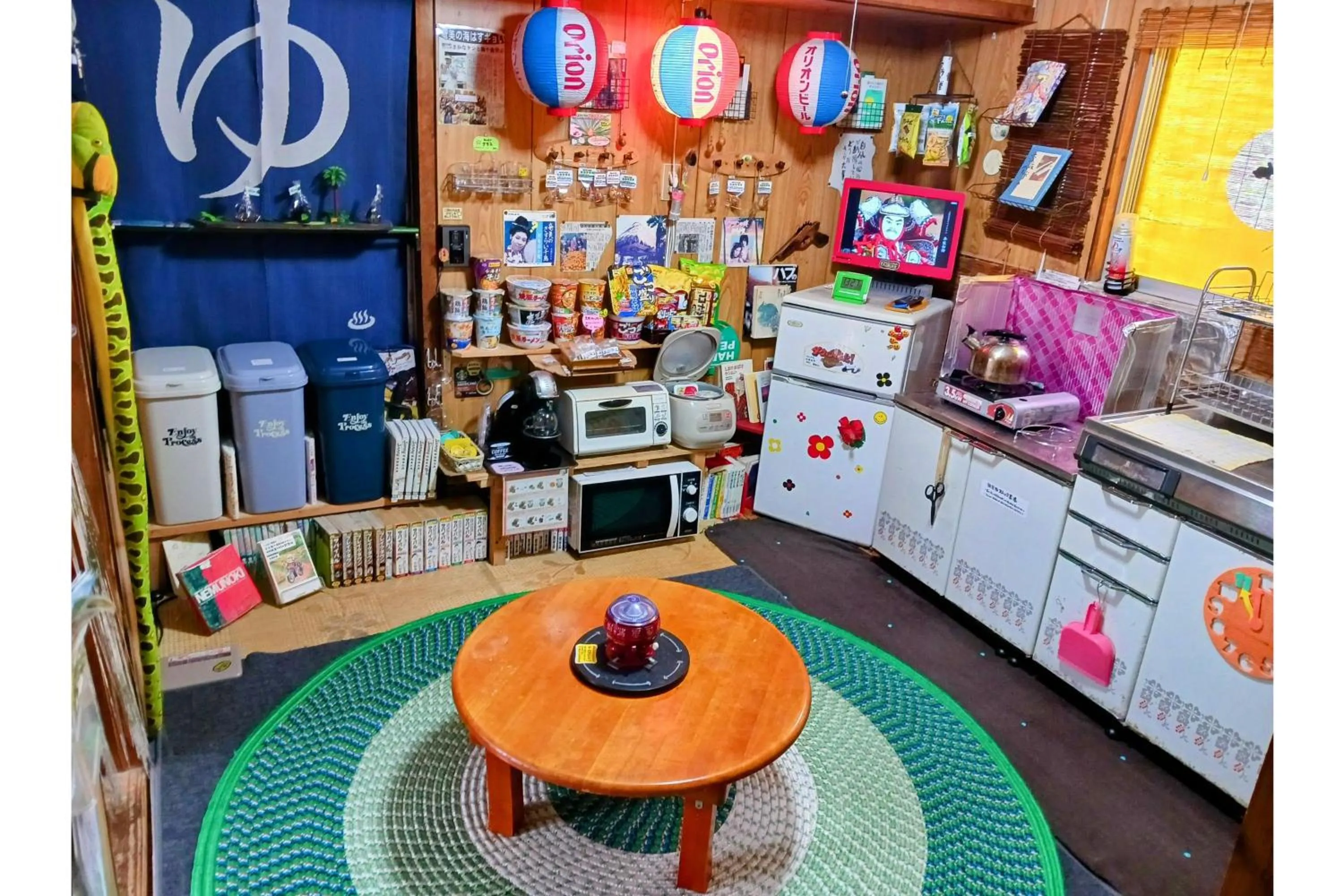 Communal lounge/ TV room in Amami Guest House showa-so