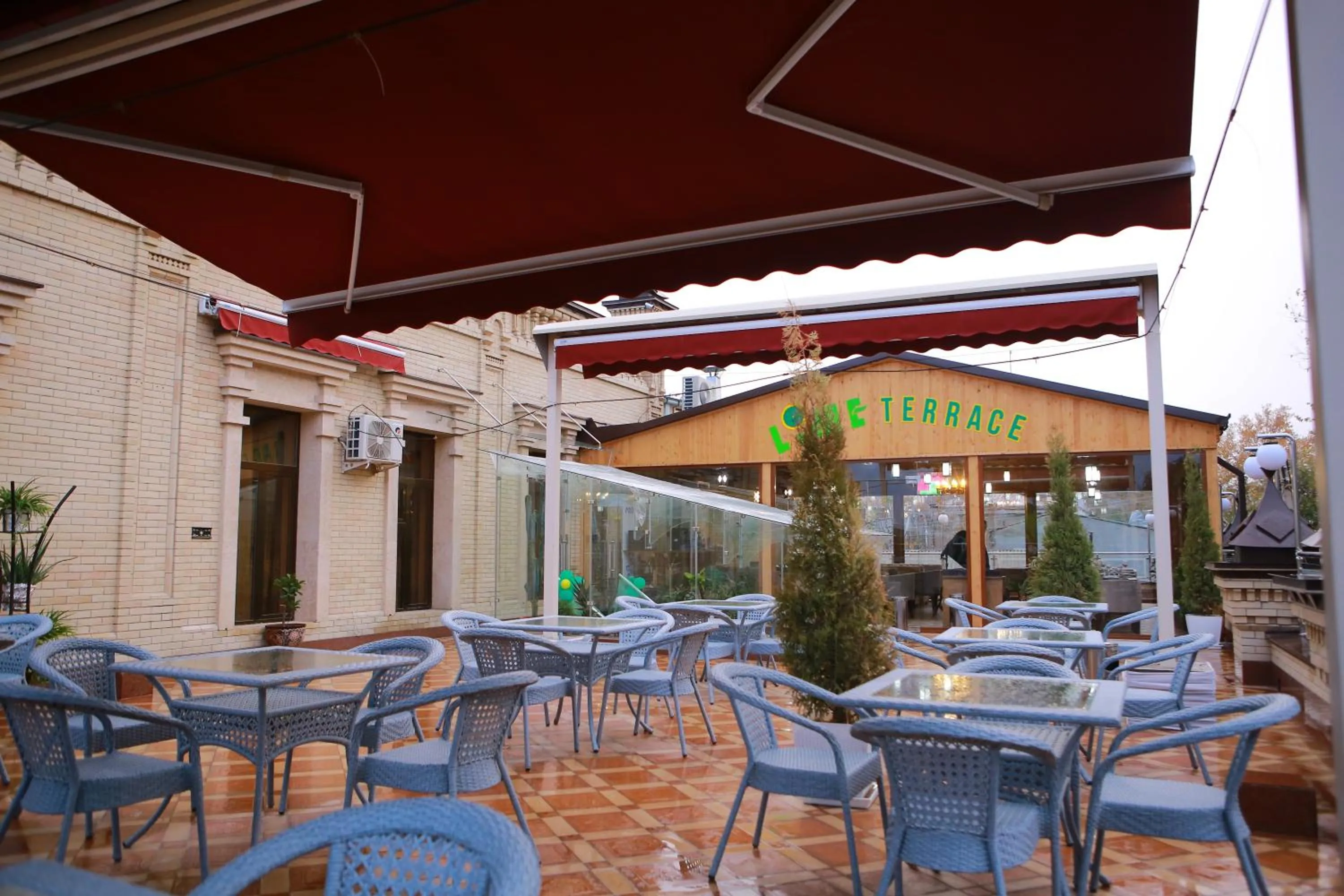 Restaurant/places to eat in Boulevard Palace Hotel