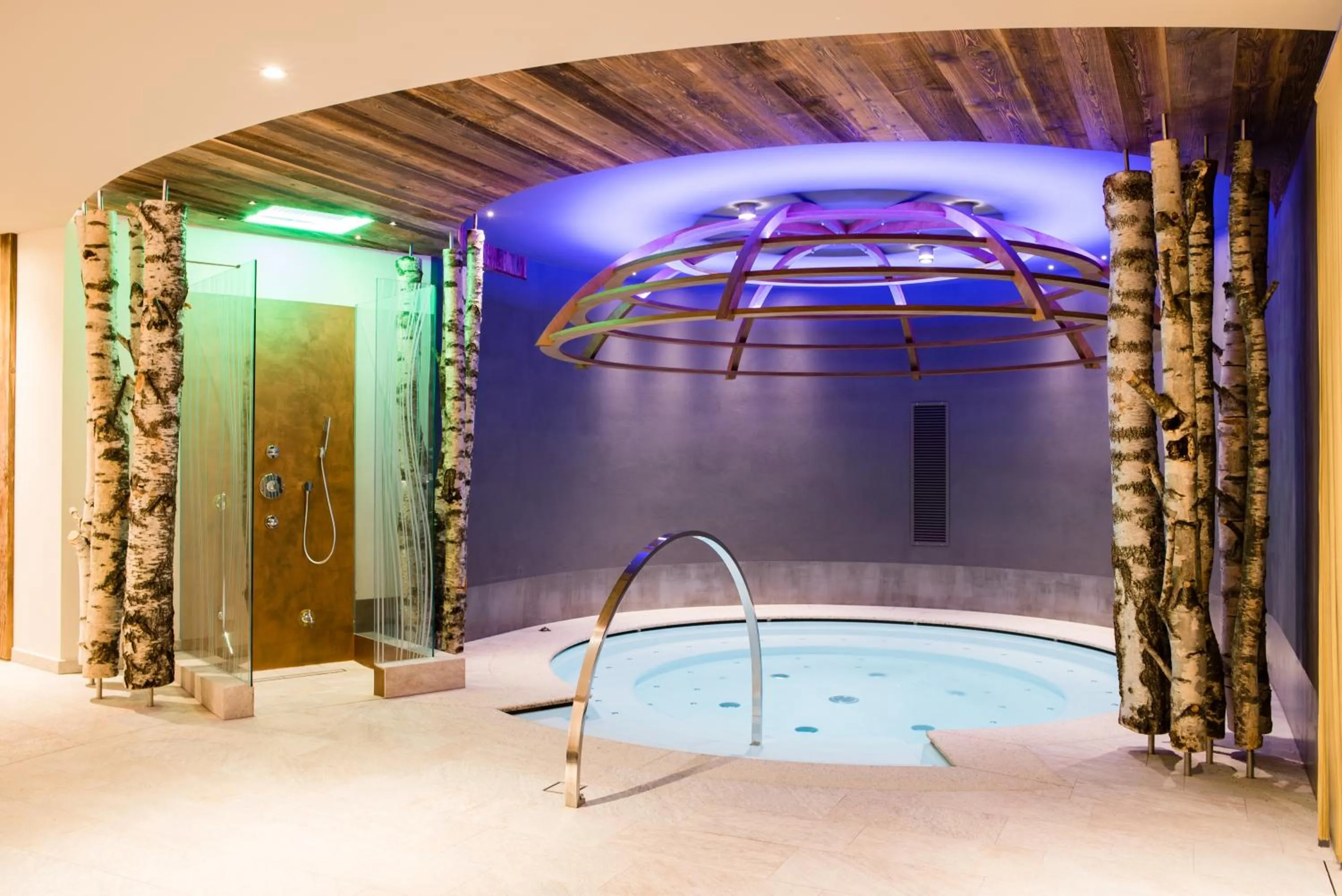 Swimming pool in Hotel Alaska