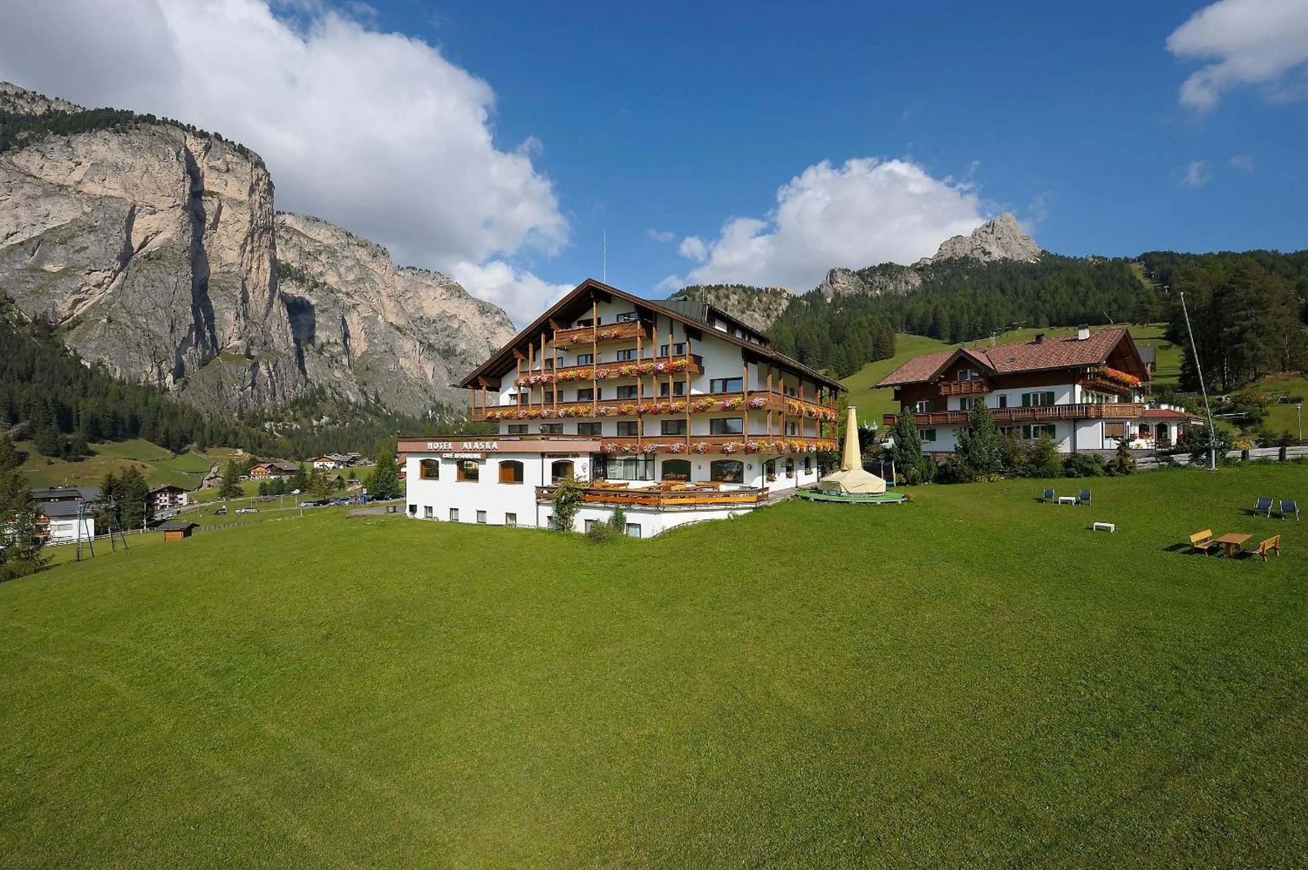 Facade/entrance in Hotel Alaska
