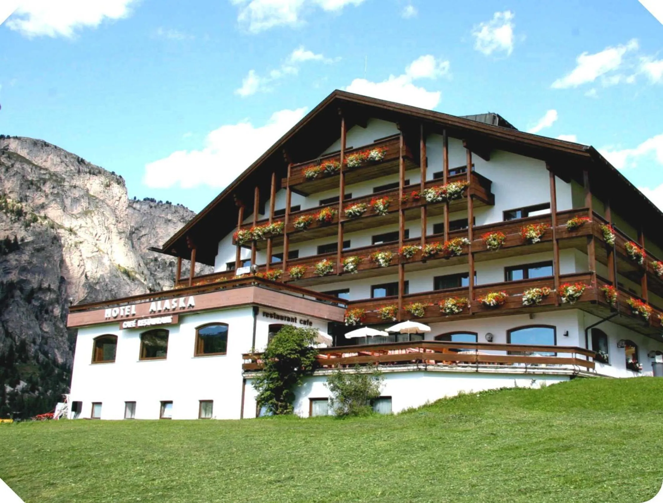 Facade/entrance in Hotel Alaska