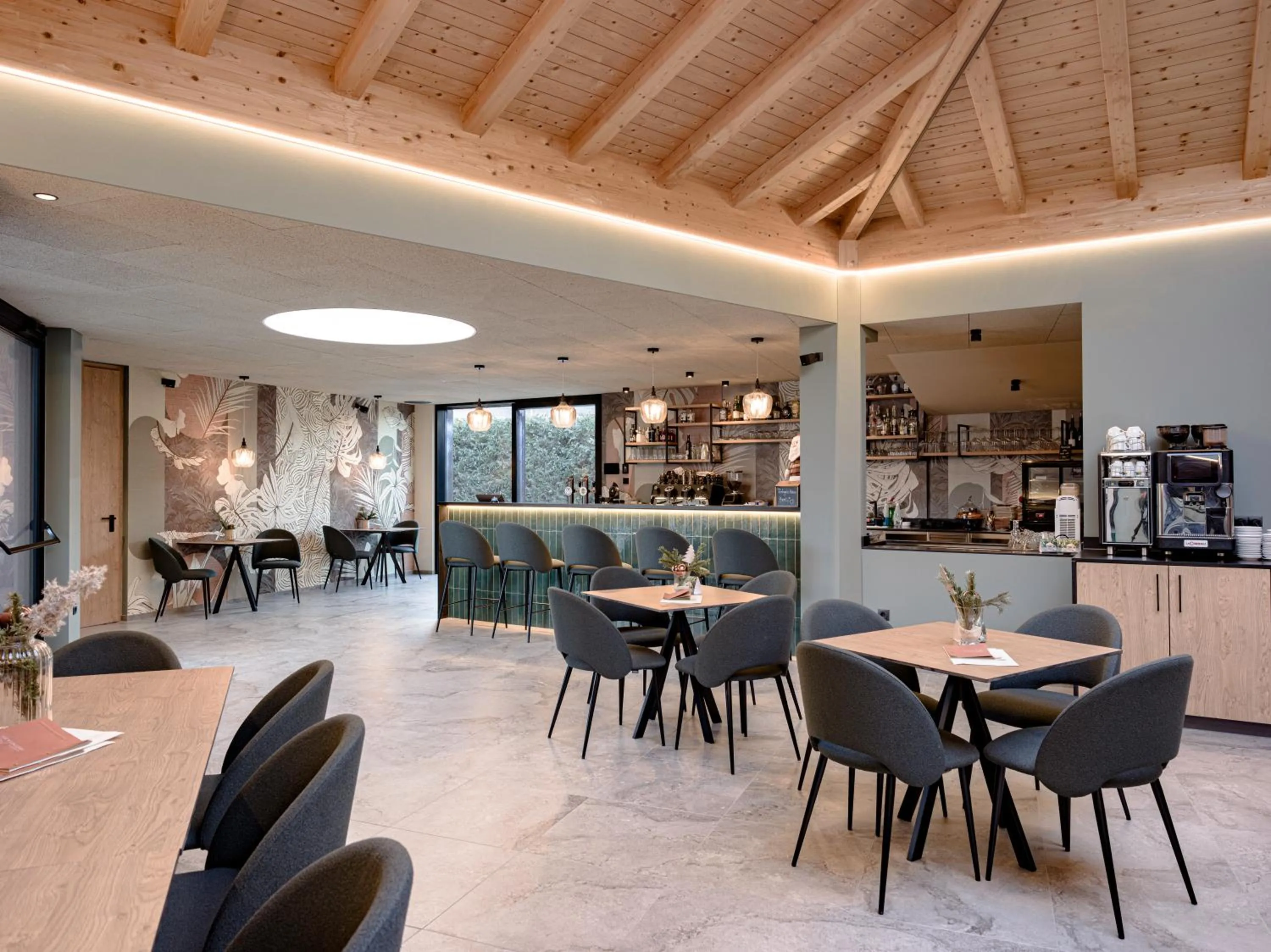 Restaurant/places to eat in Residence Montani