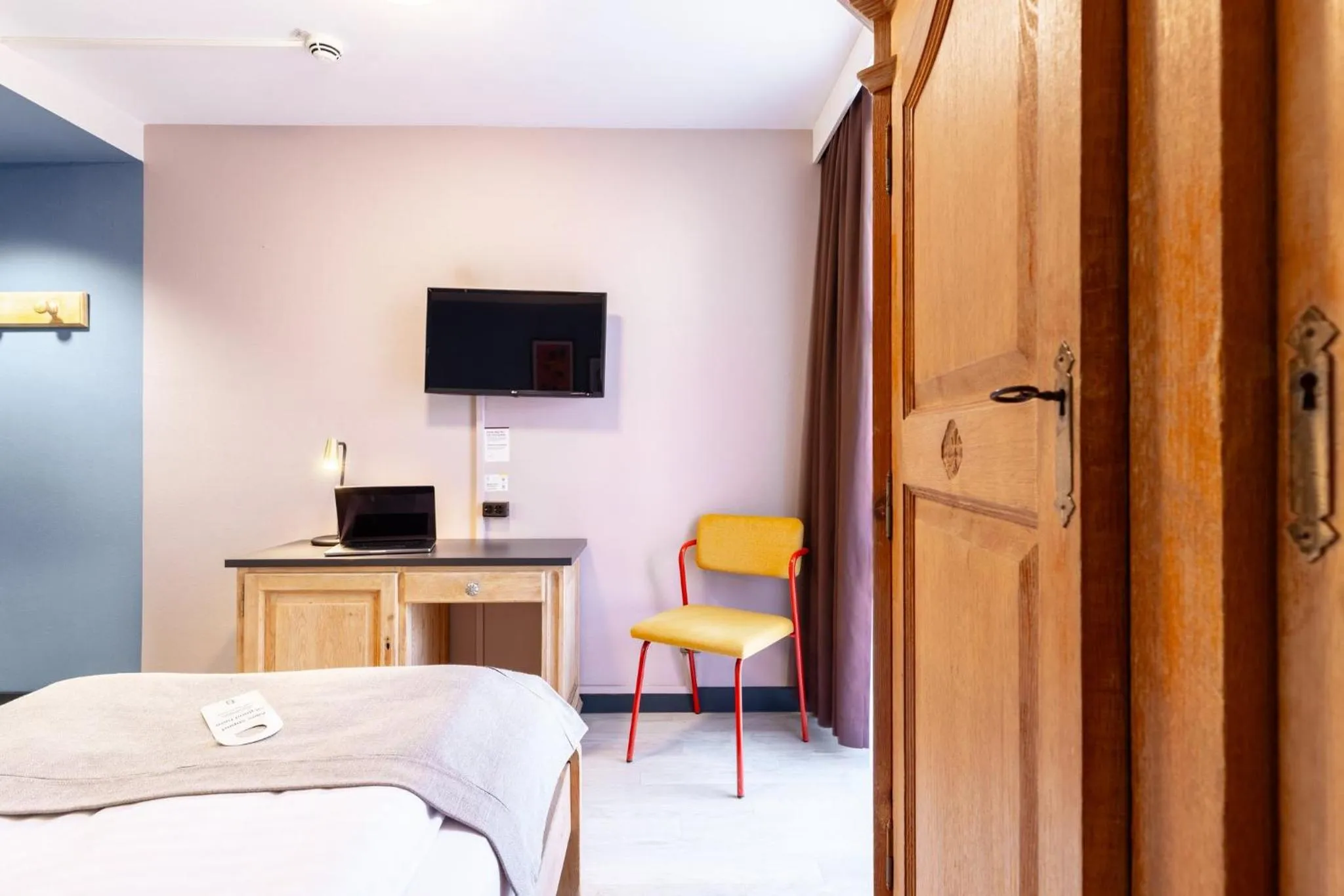 Photo of the whole room, Bed in Garner Hotel Dusseldorf - Main Station by IHG