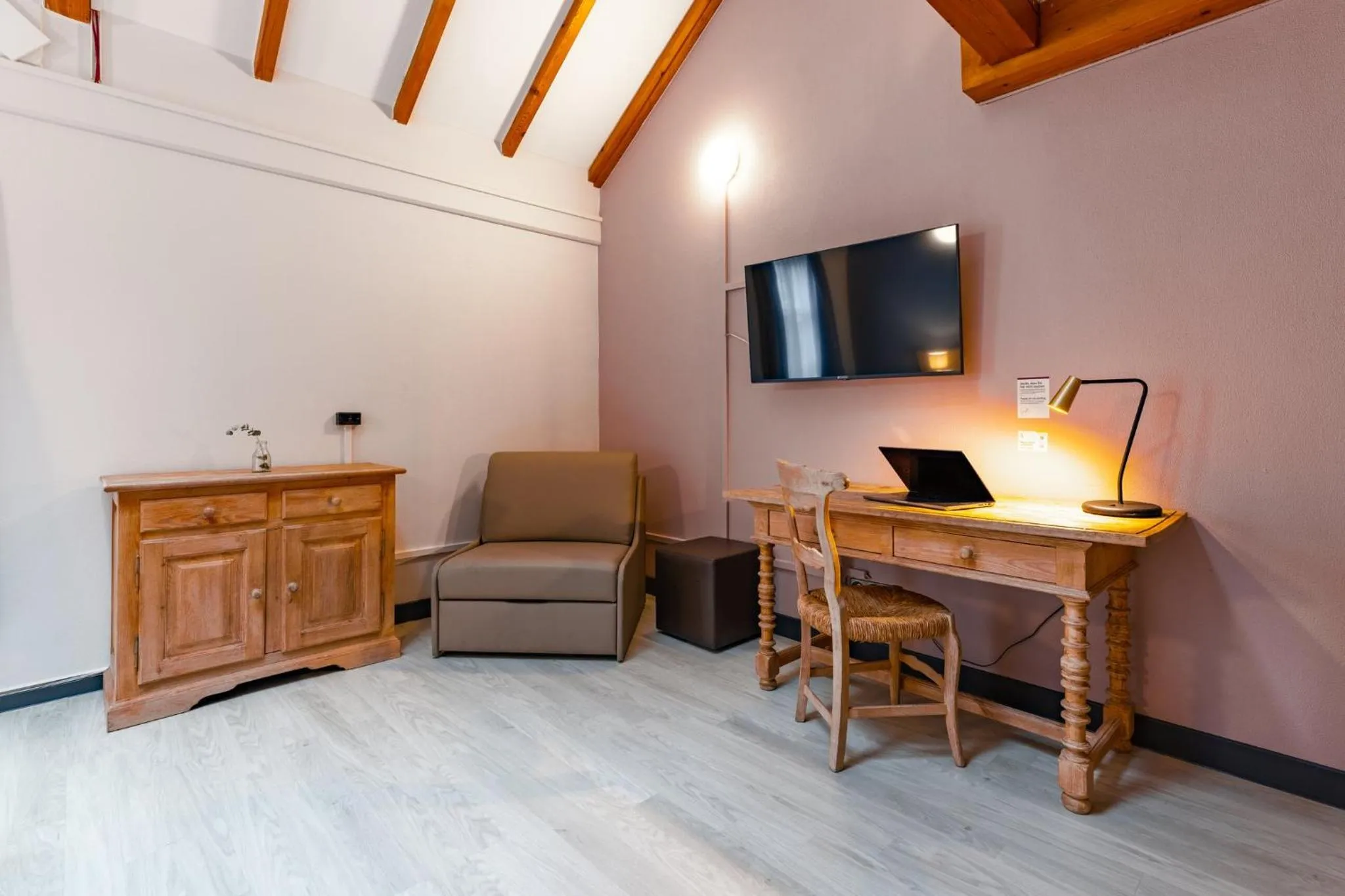 Photo of the whole room in Garner Hotel Dusseldorf - Main Station by IHG