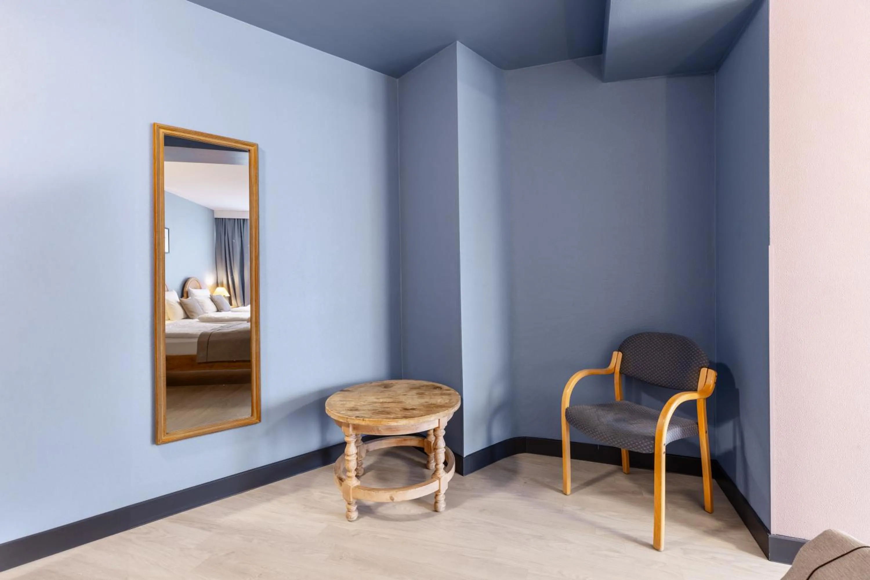 Seating area in Garner Hotel Dusseldorf - Main Station by IHG