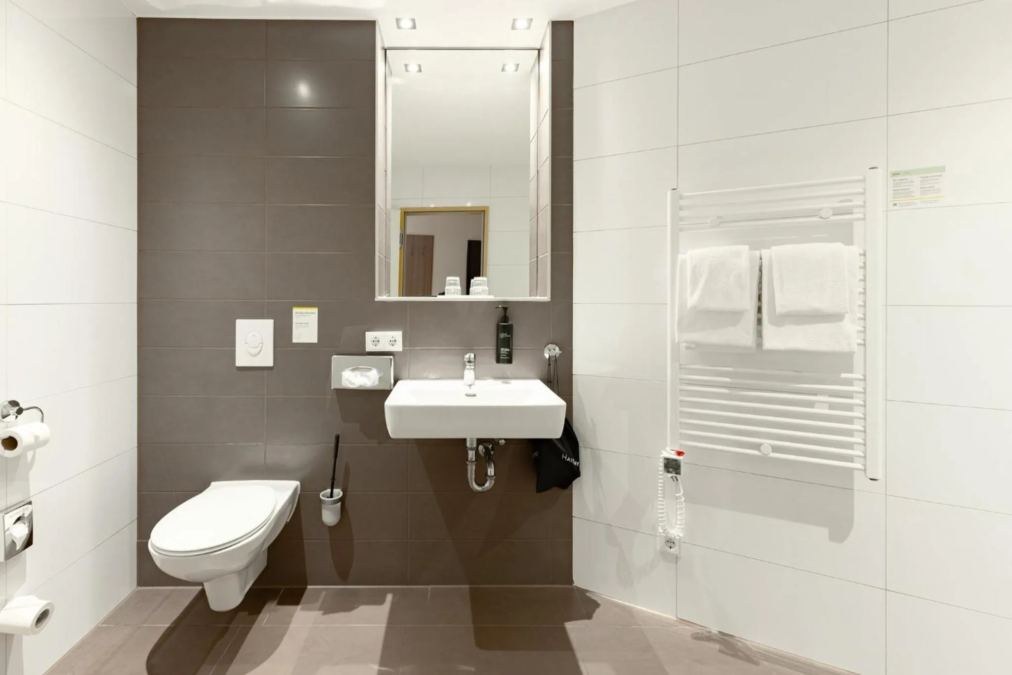 Bedroom in Garner Hotel Dusseldorf - Main Station by IHG