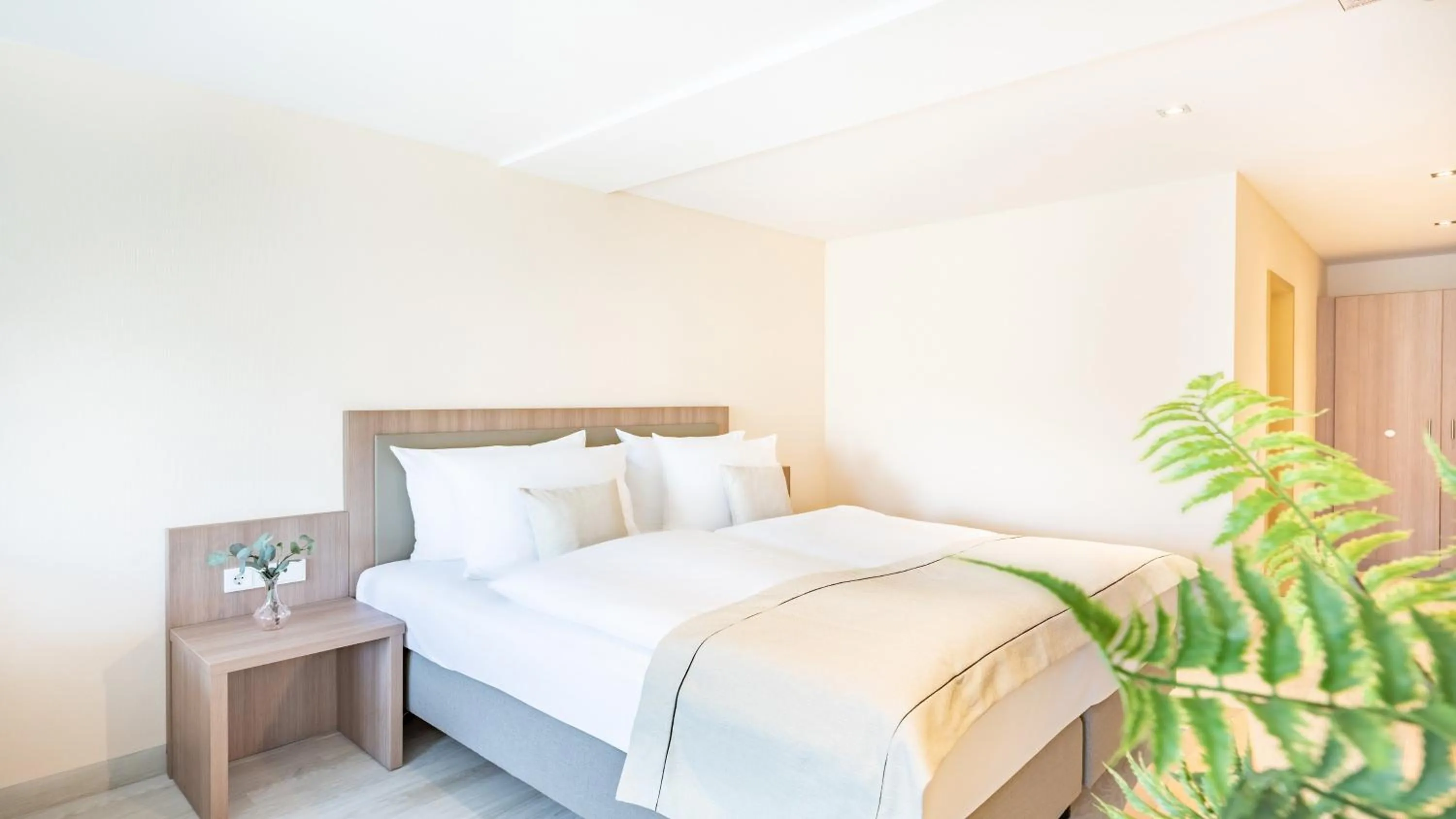 Photo of the whole room, Bed in Garner Hotel Dusseldorf - Main Station by IHG