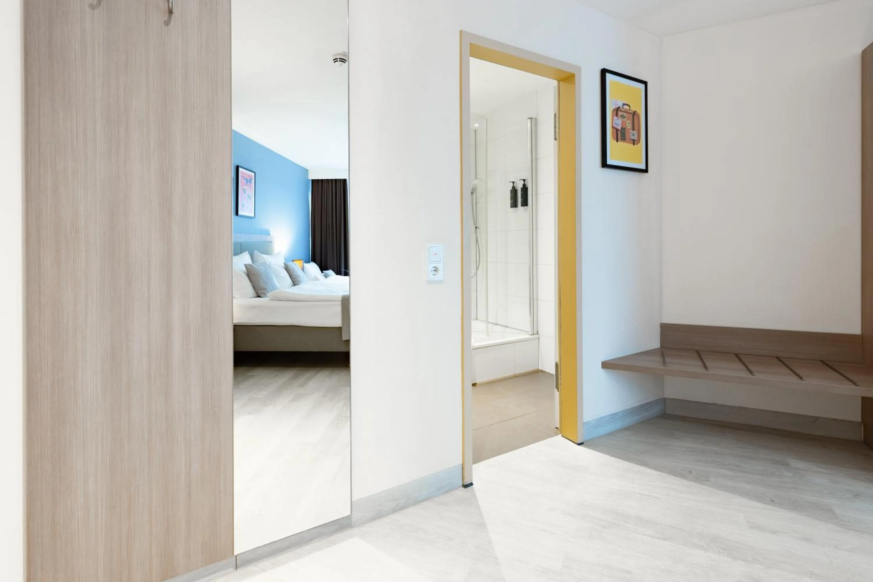 Photo of the whole room, Bed in Garner Hotel Dusseldorf - Main Station by IHG